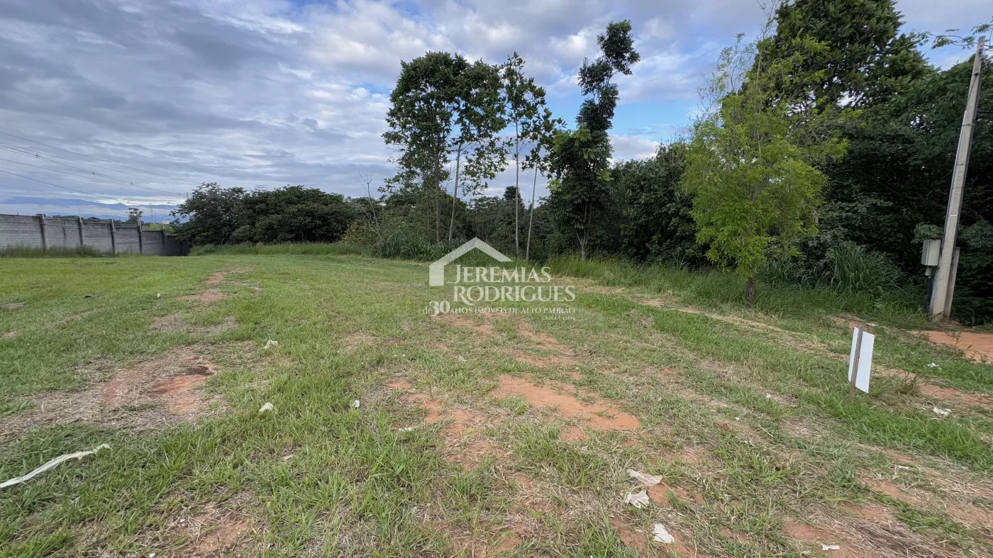 Terreno à venda com 1.219 m² no Condomínio Colonial Village II em Pindamonhangaba/SP.