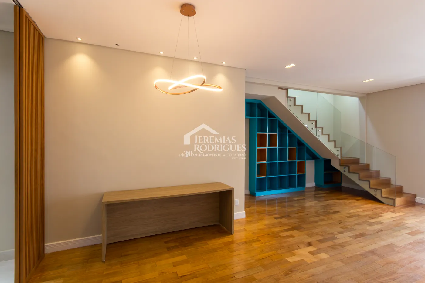 Apartamento à venda com 3 suítes, 274 m² no Edifício Milão em Taubaté/SP.
