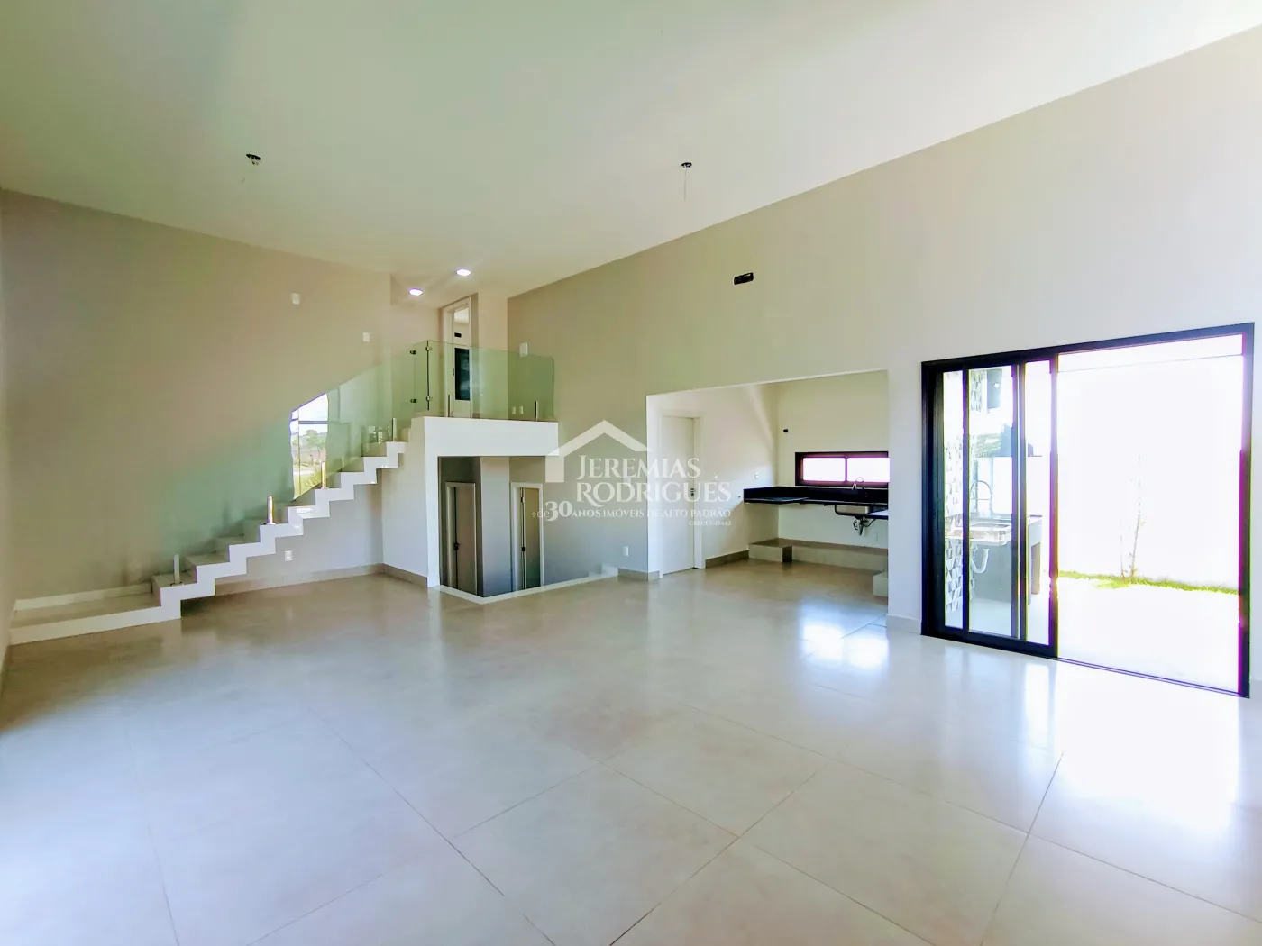 Casa assobradada à venda com 3 suítes no Condomínio Cyrela Landscape em Taubaté/SP.