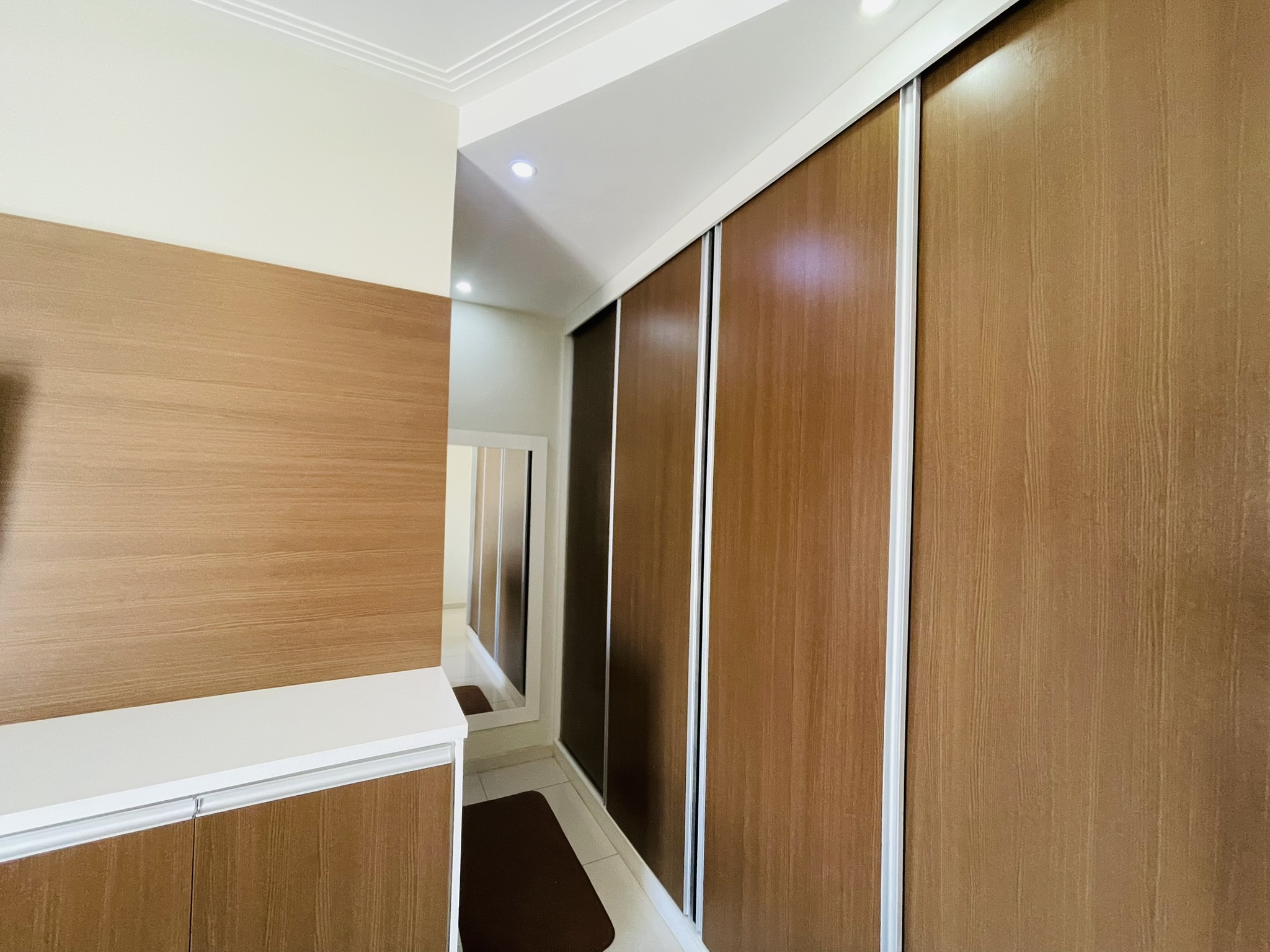 Casa à venda com 3 dormitórios no Condomínio Moema Ville em Pindamonhangaba/SP.