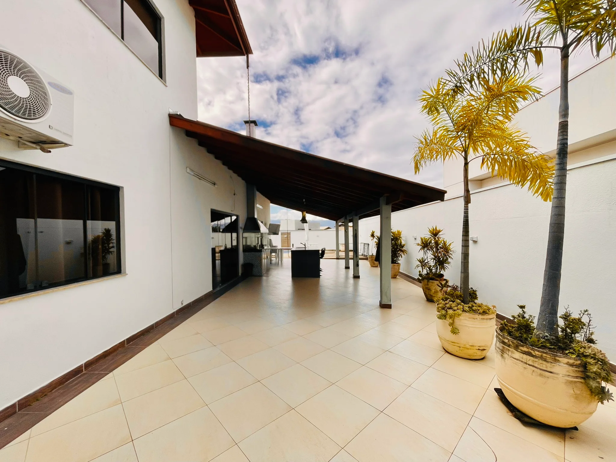 Casa à venda com 4 dormitórios no Condomínio Colonial Village I em Pindamonhangaba/SP. 