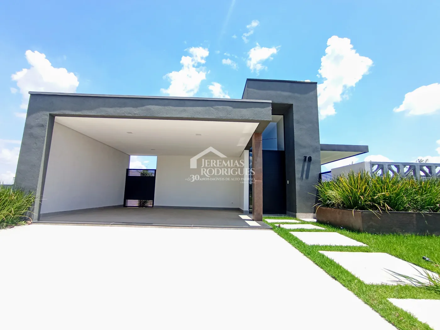Casa assobradada à venda com 3 suítes no Condomínio Cyrela Landscape em Taubaté/SP.