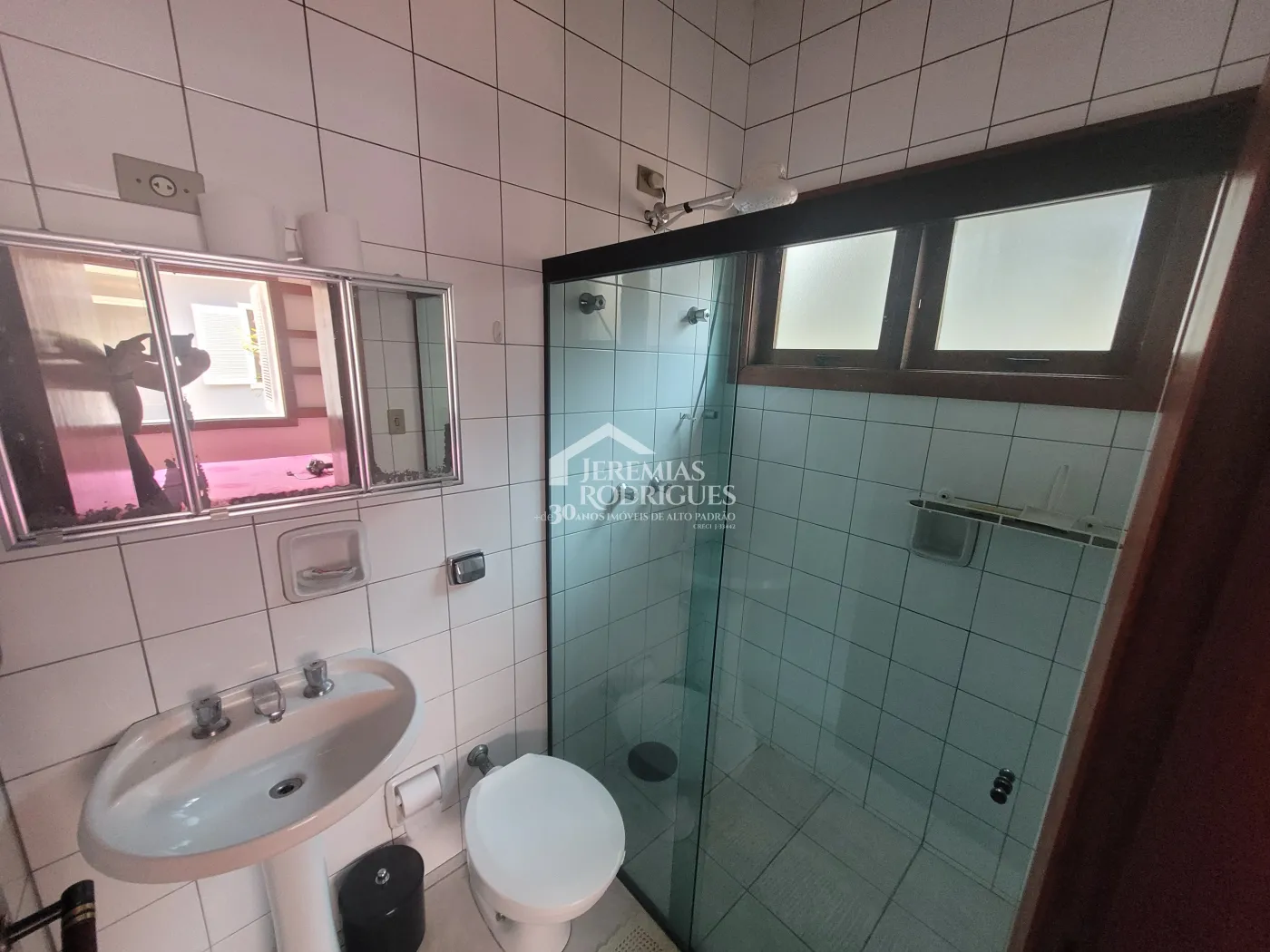 Casa para venda e locação com 3 dormitórios no Parque São Domingos em Pindamonhangaba/SP.