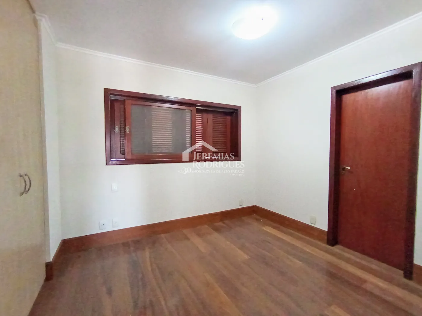 Casa à venda e locação com 4 suítes no Condomínio Colonial Village I em Pindamonhangaba/SP.