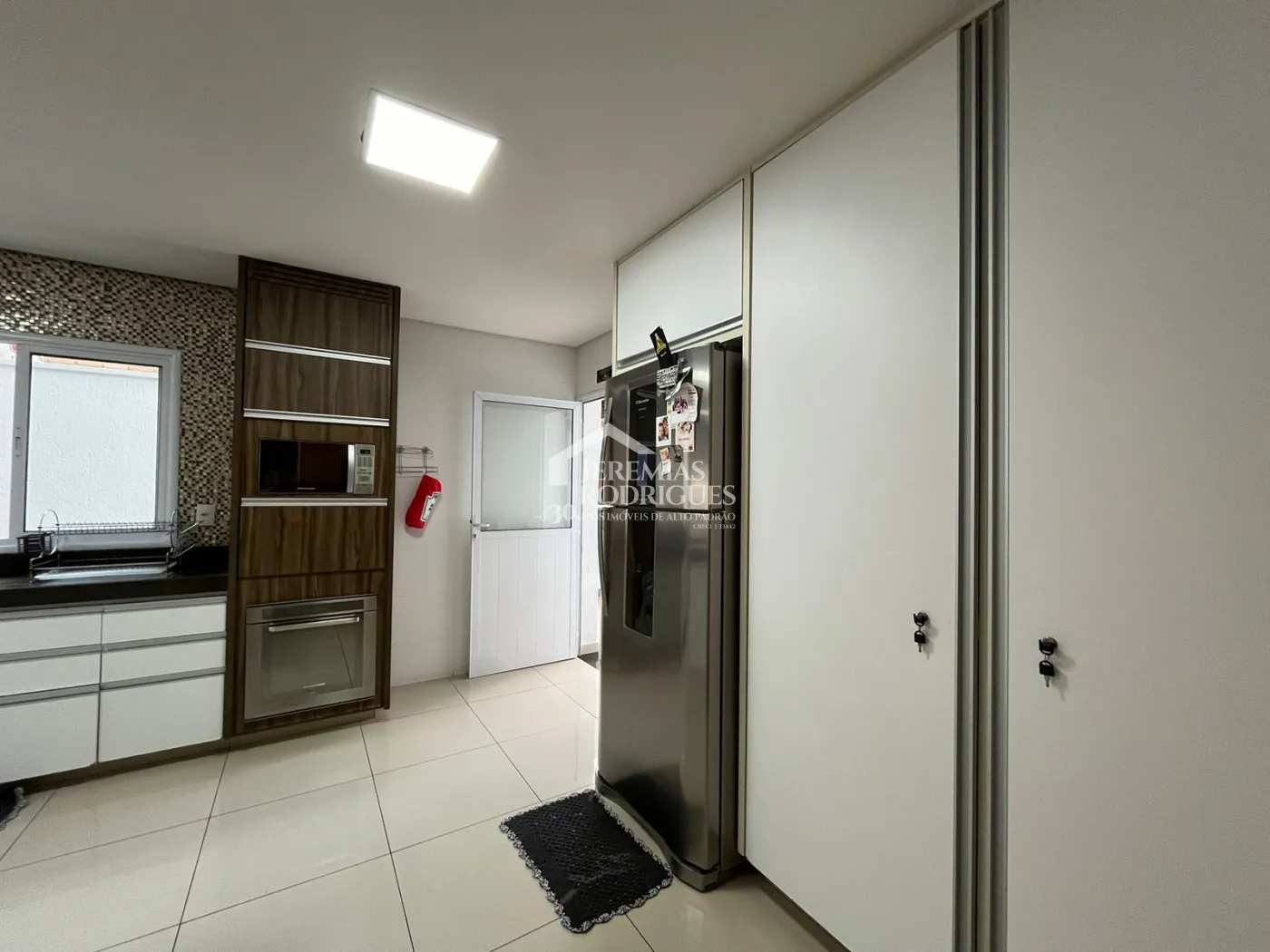 Casa assobradada à venda com 4 dormitórios no Condomínio Residencial Eldorado, em Tremembé/SP.