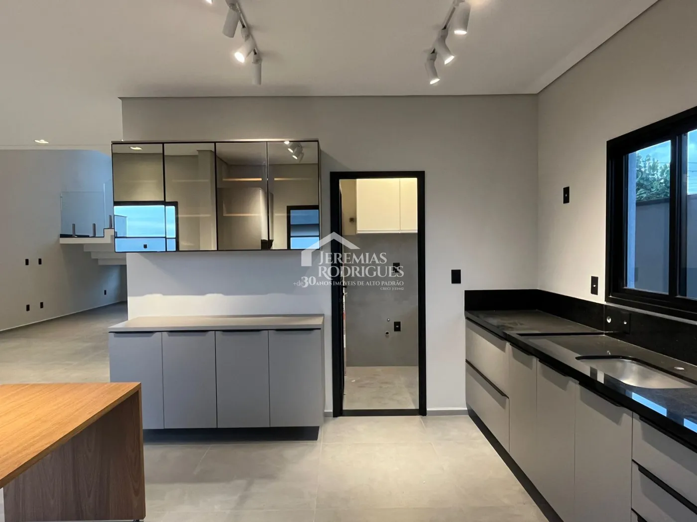 Casa assobradada à venda com 3 suítes no Condomínio Cyrela Landscape em Taubaté/SP.