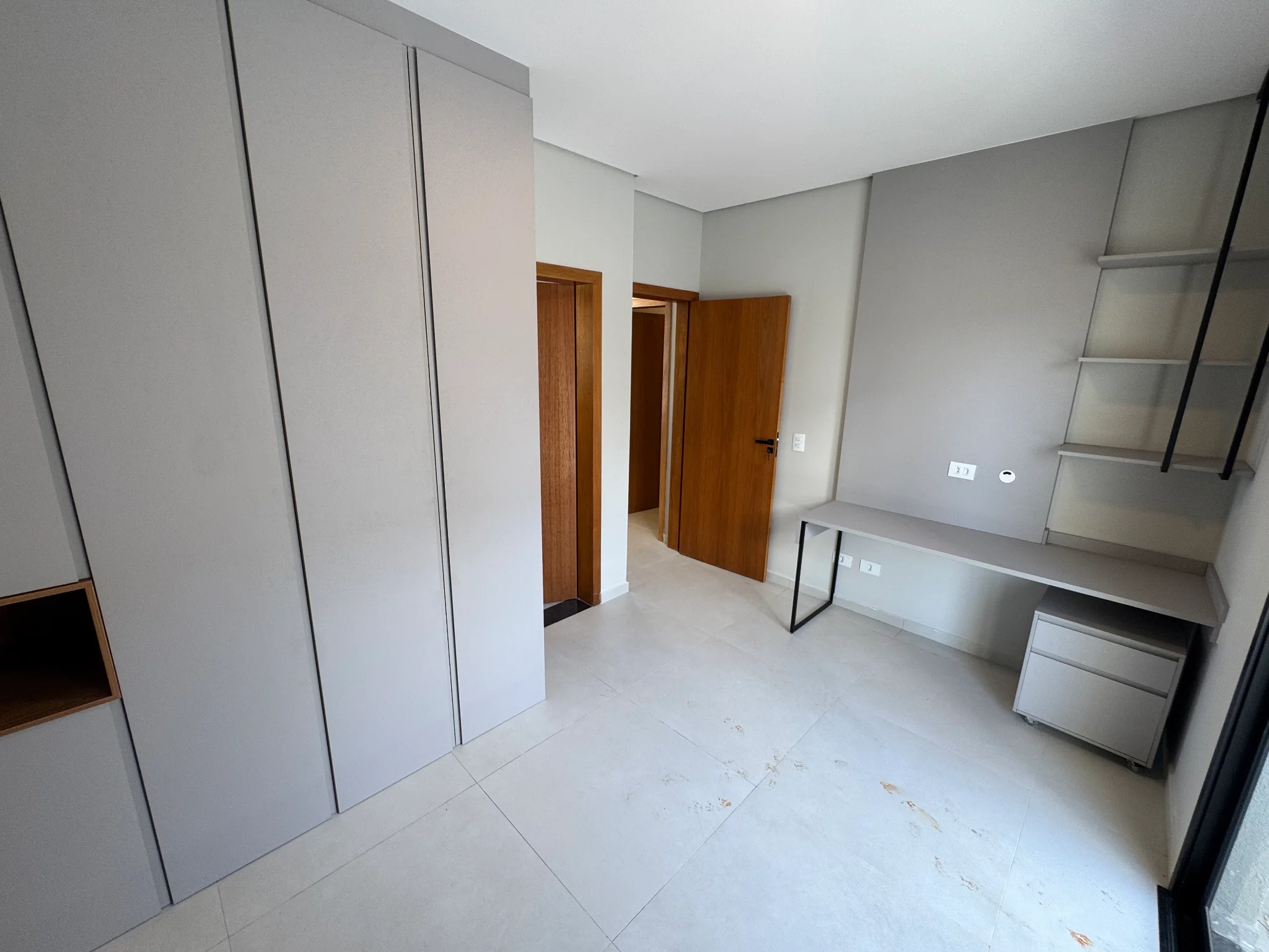 Casa à venda com 3 suítes no Condomínio Cataguá Way em Taubaté/SP.