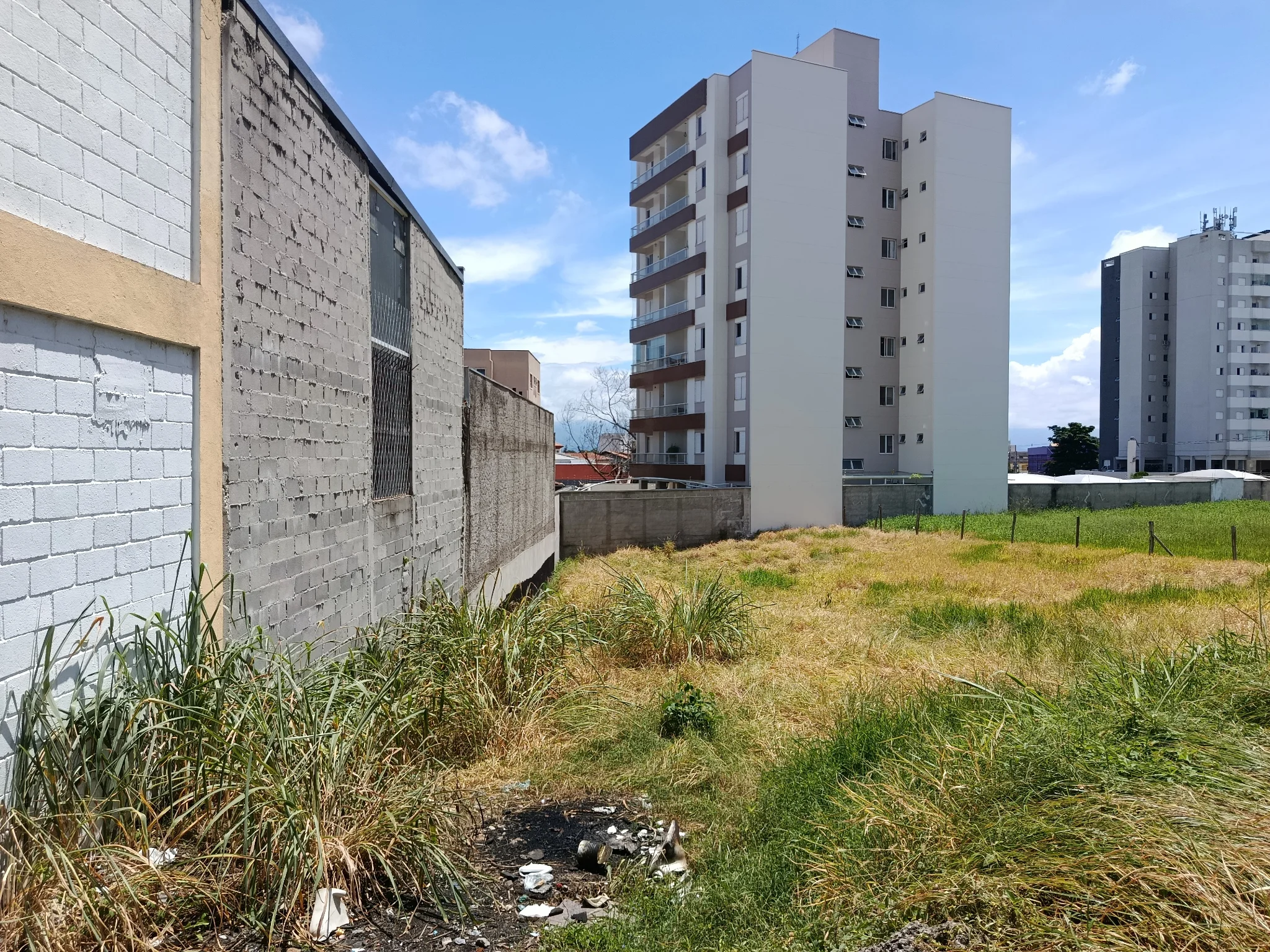 Área à venda com 1.600 m² no bairro Granja Daniel em Taubaté/SP. 