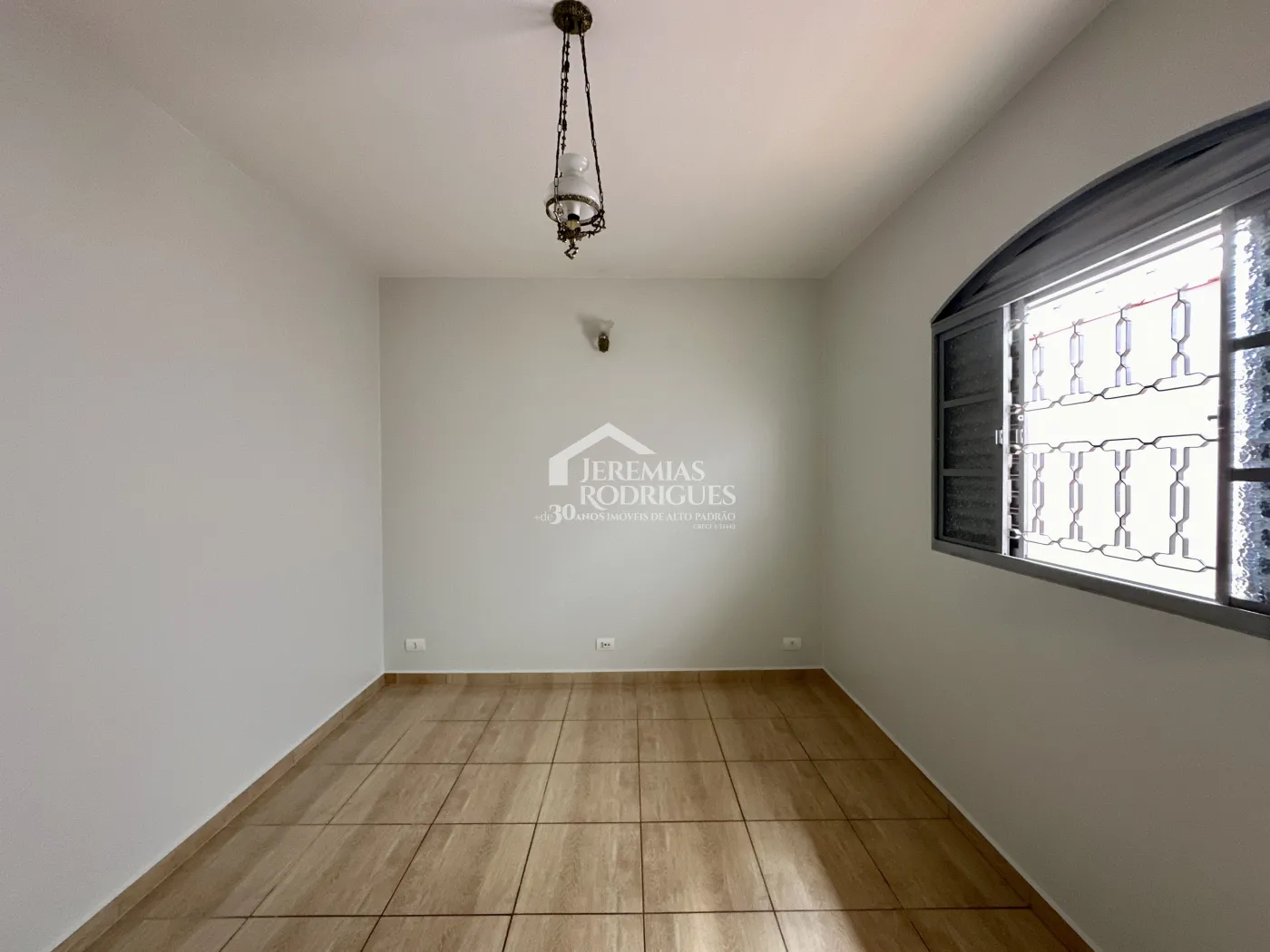 Casa para locação com 3 dormitórios no bairro Jardim Garcez em Taubaté/SP. 