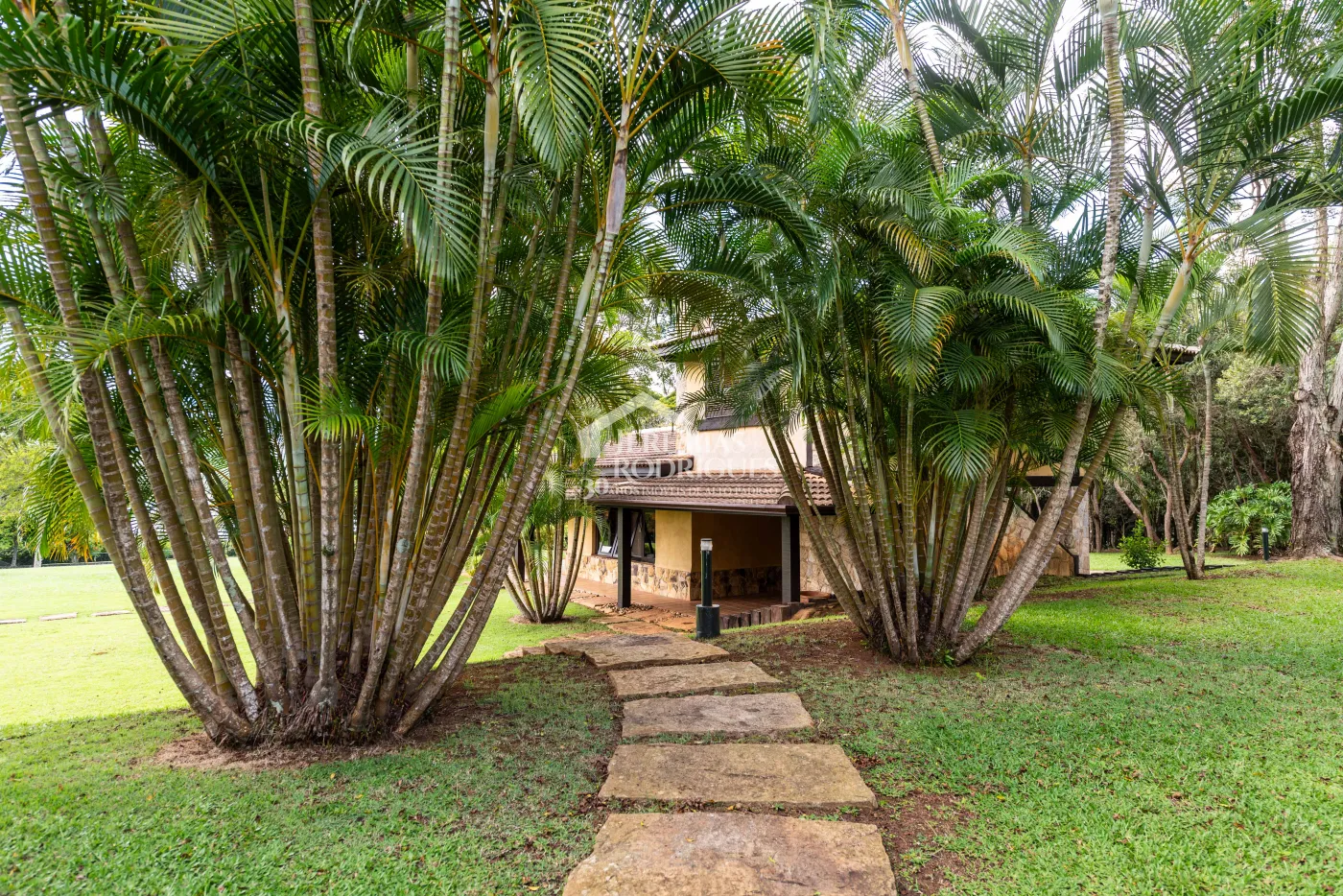 Sitio com 9 suítes, 2.600 m² - Piracaia/SP.