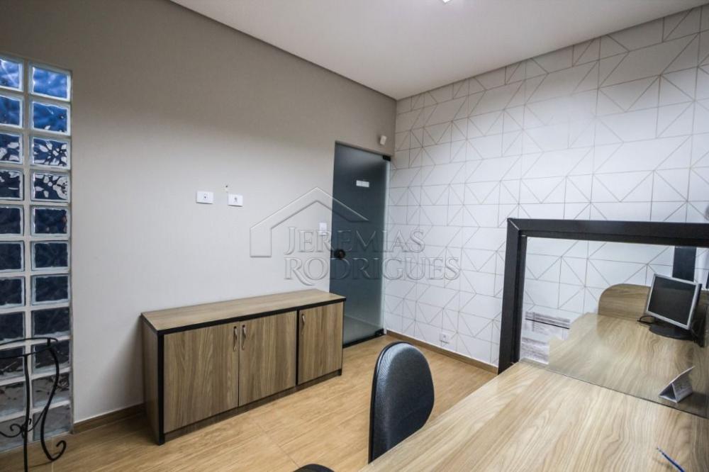 Prédio comercial à venda no Centro em Taubaté/SP. 