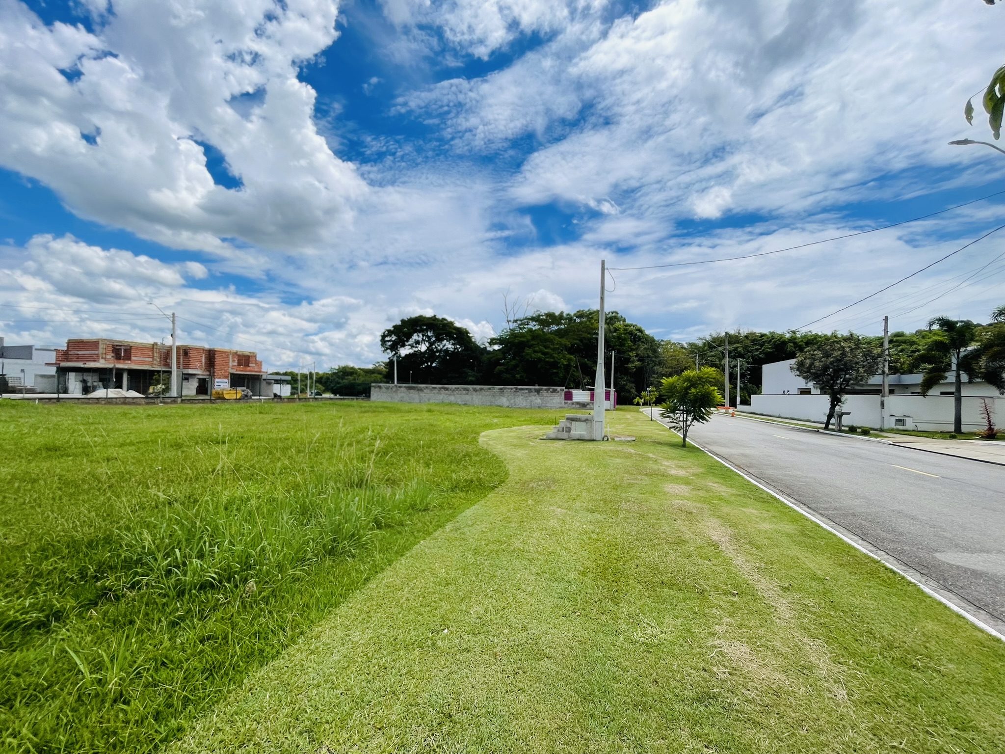 Terreno à venda com 420 m² no Condomínio Reserva Bonsucesso em Pindamonhangaba/SP. 