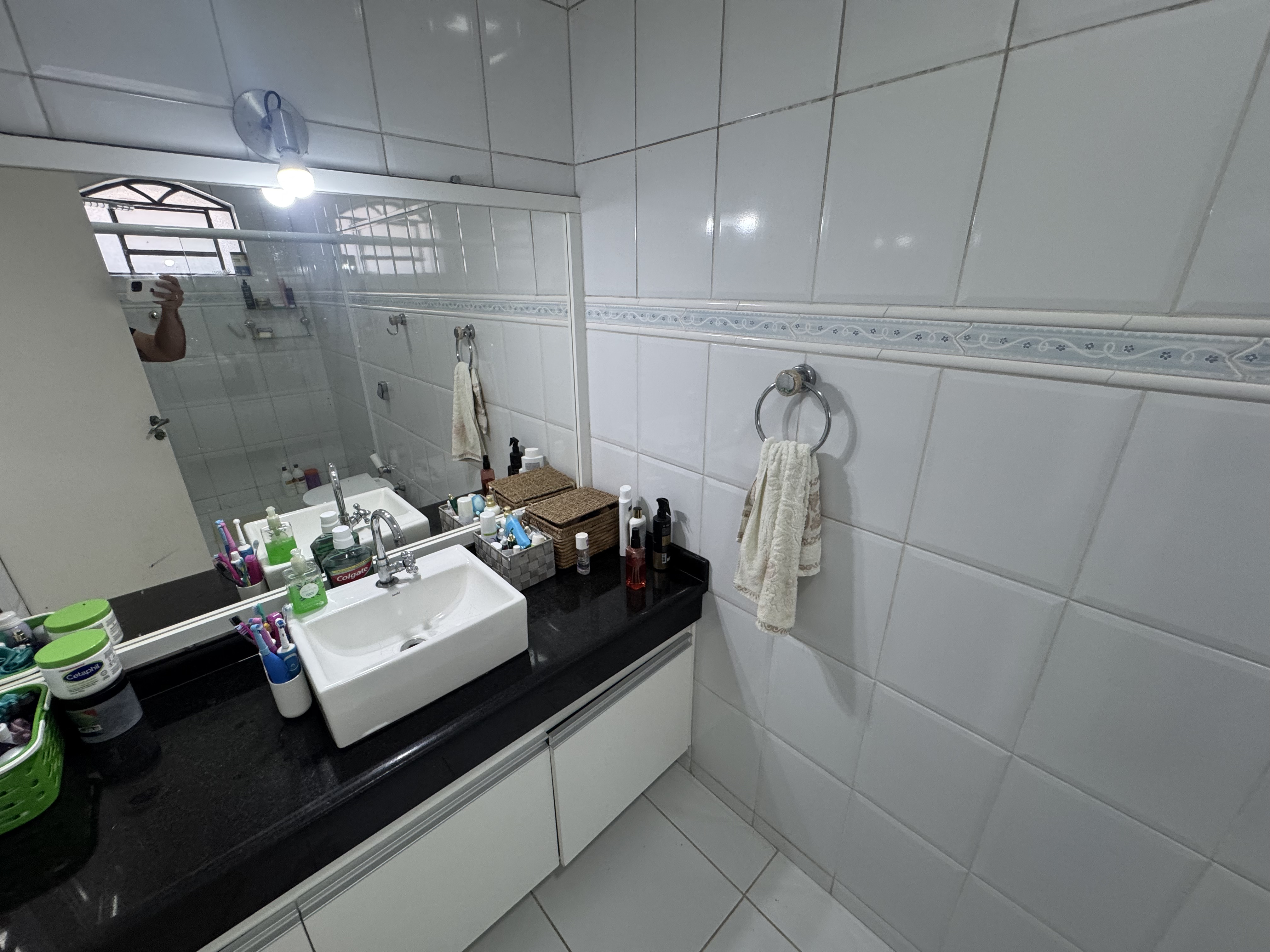 Casa à venda com 4 dormitórios no Condomínio Village Paineiras em Pindamonhangaba/SP.