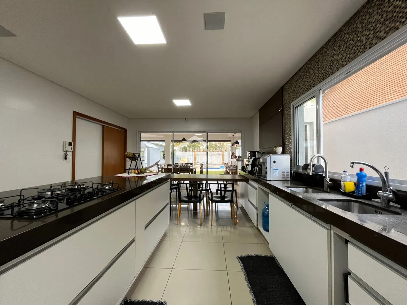 Casa assobradada à venda com 4 dormitórios no Condomínio Residencial Eldorado, em Tremembé/SP.