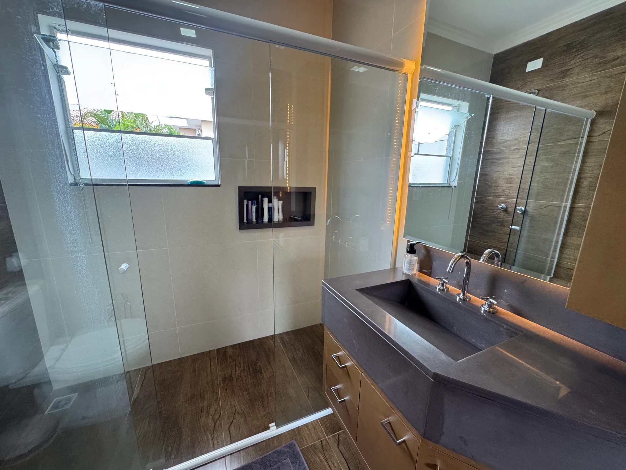 Casa à venda com 3 suítes no Condomínio Reserva dos Lagos em Pindamonhangaba/SP. 