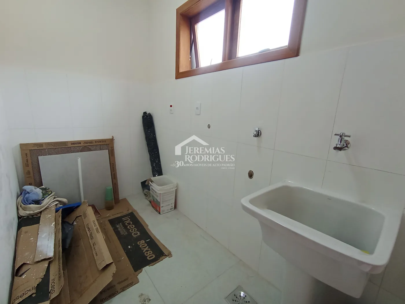 Casa à venda com 4 dormitórios no Condomínio Chácaras Cataguá em Taubaté/SP