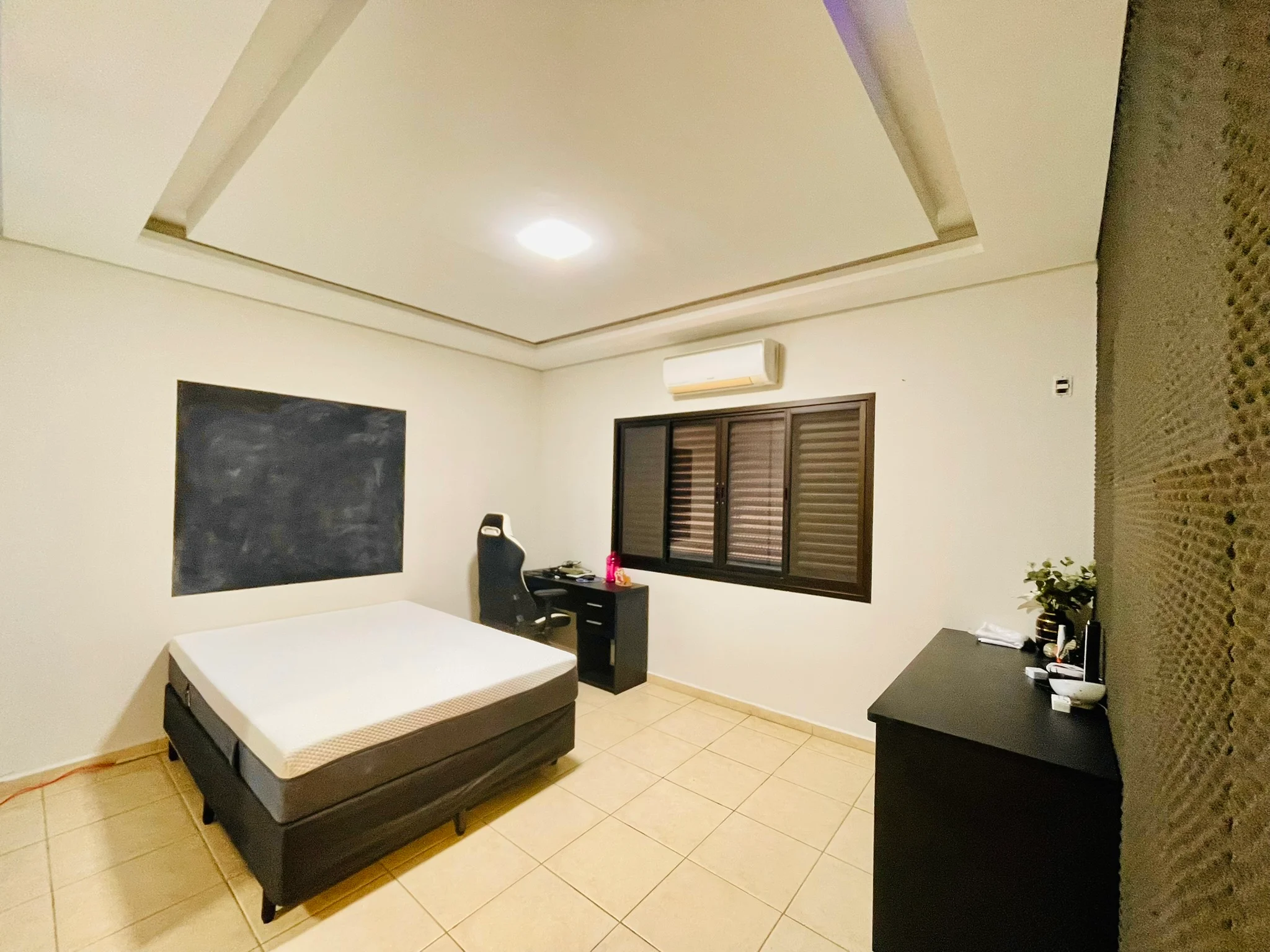 Casa à venda com 4 dormitórios no Condomínio Colonial Village I em Pindamonhangaba/SP. 