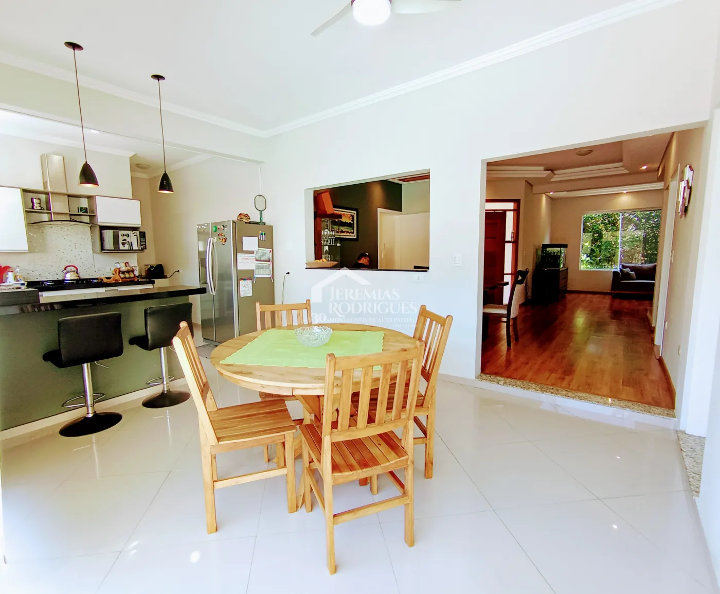 Casa à venda com 3 suítes no Condomínio Reserva dos Lagos em Pindamonhangaba/SP.