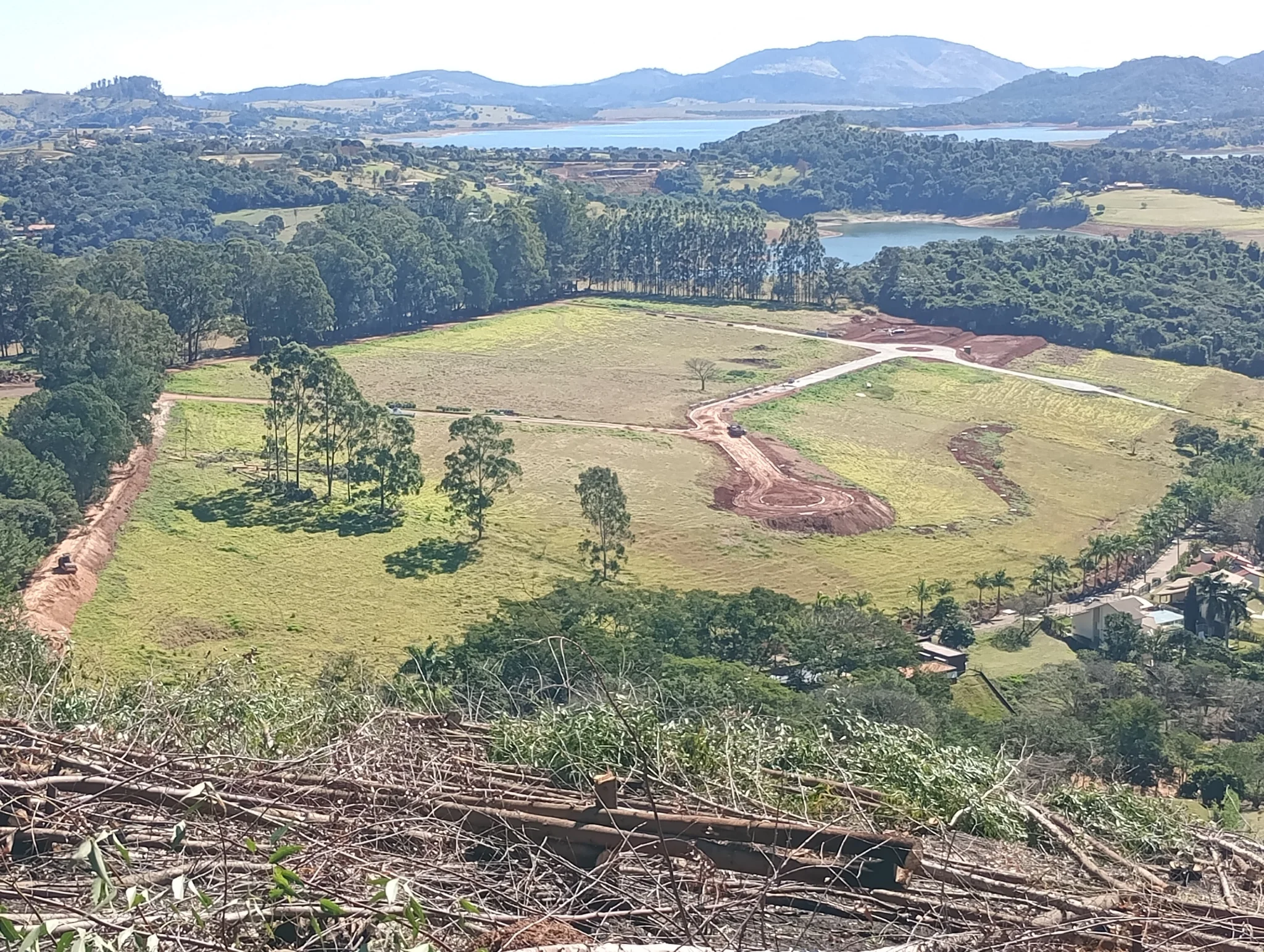 Terras de Santa Maria - Ter sua casa de veraneio às margens da represa é privilégio para poucos. — foto 7