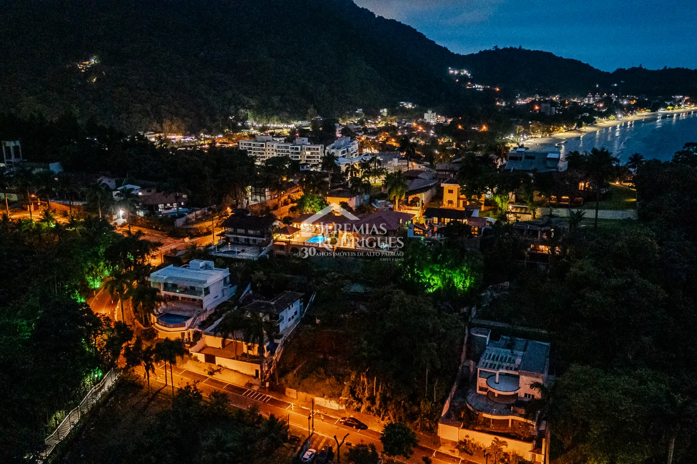 Mansão à venda com 7suítes no Condomínio Santa Rita em Ubatuba/SP.