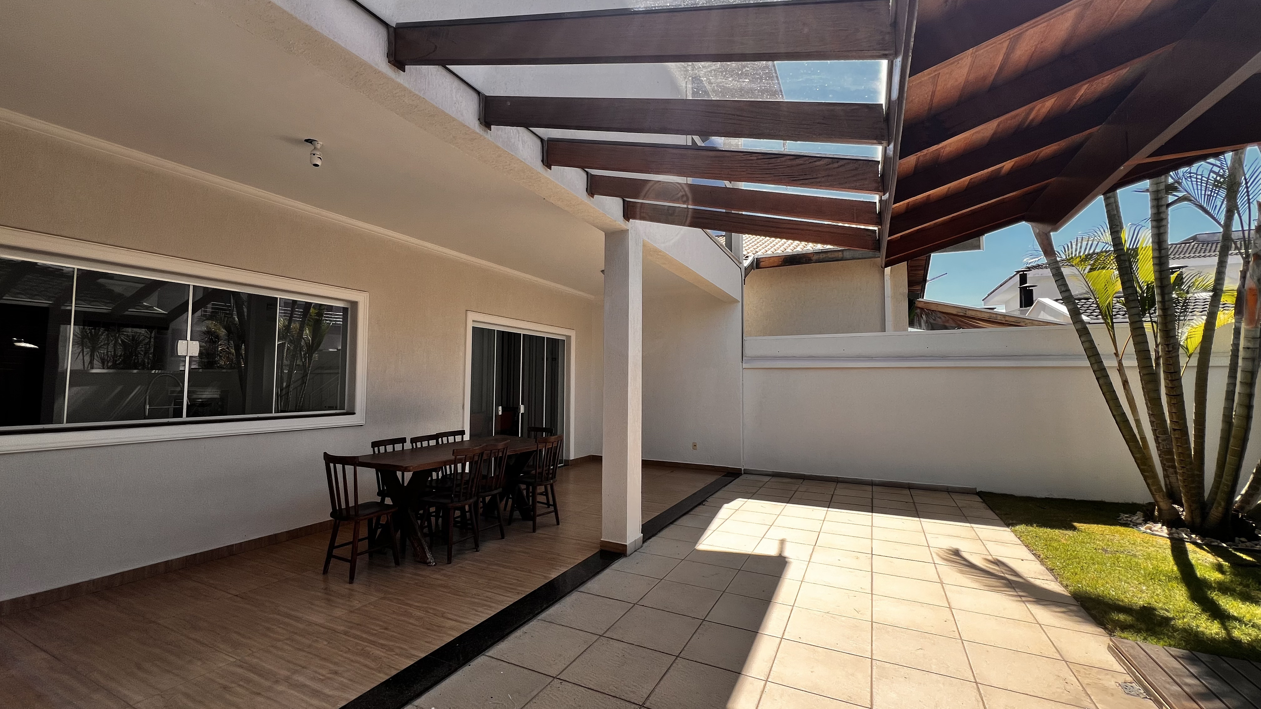 Casa à venda com 4 suítes no Condomínio Campos do Conde II em Tremembé/SP.