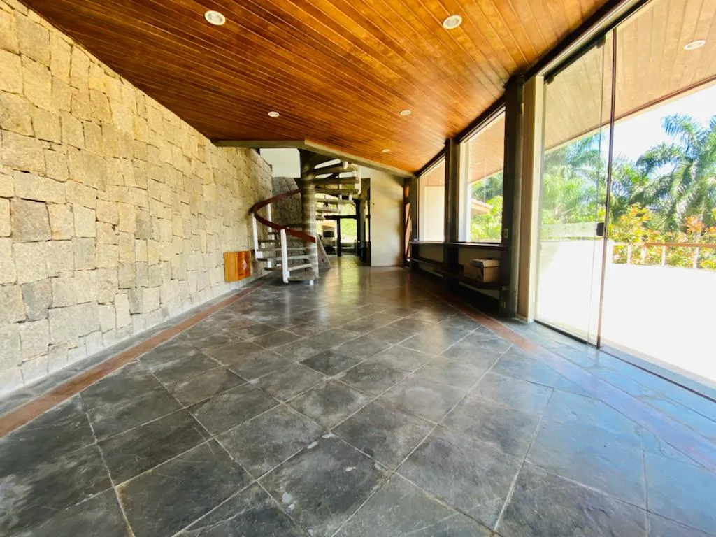 Casa à venda com 5 dormitórios no Condomínio Ponta das Toninhas em Ubatuba/SP. 