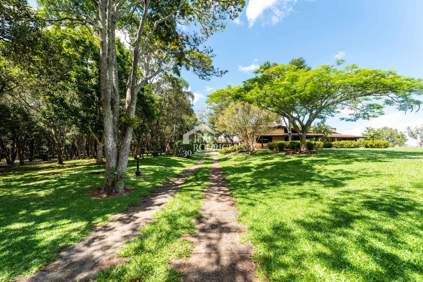 Sitio com 9 suítes, 2.600 m² - Piracaia/SP.