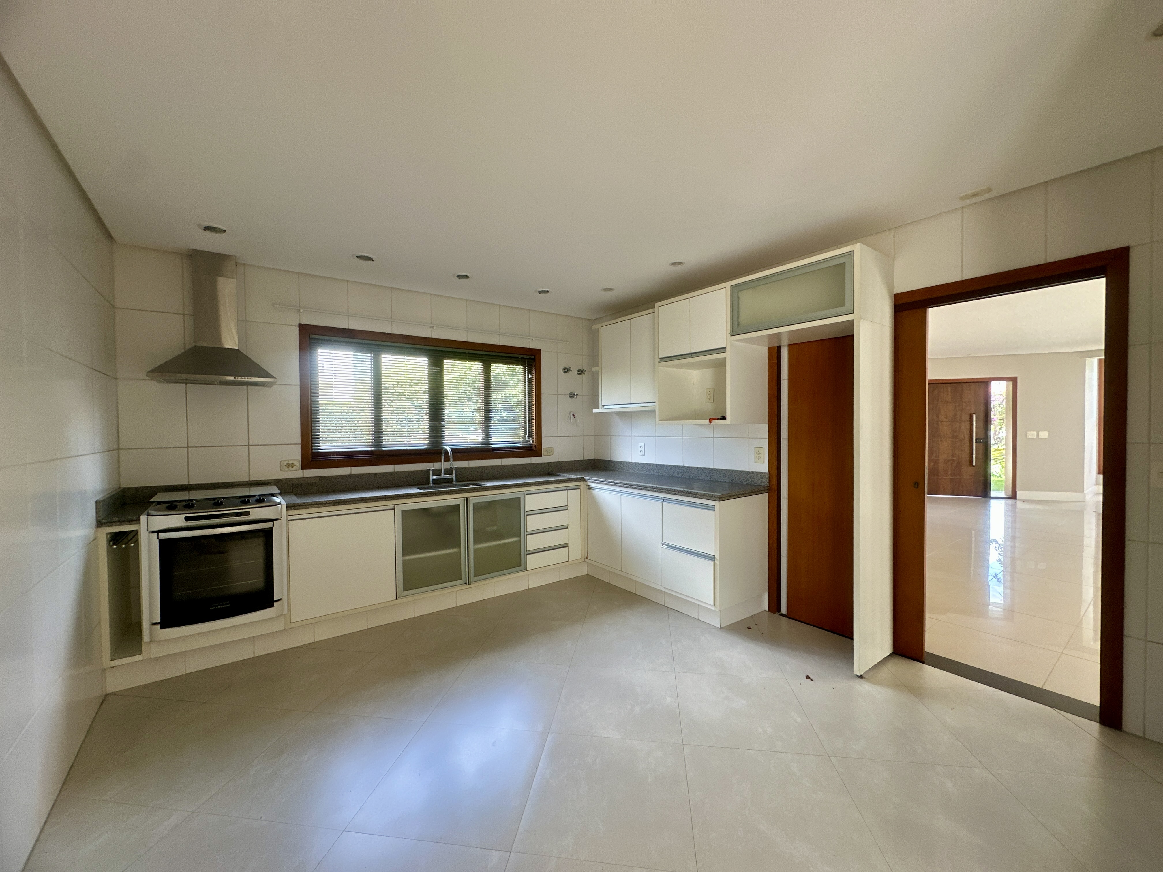 Casa para locação com 3 suítes no Condomínio Taubaté Village em Taubaté/SP. 