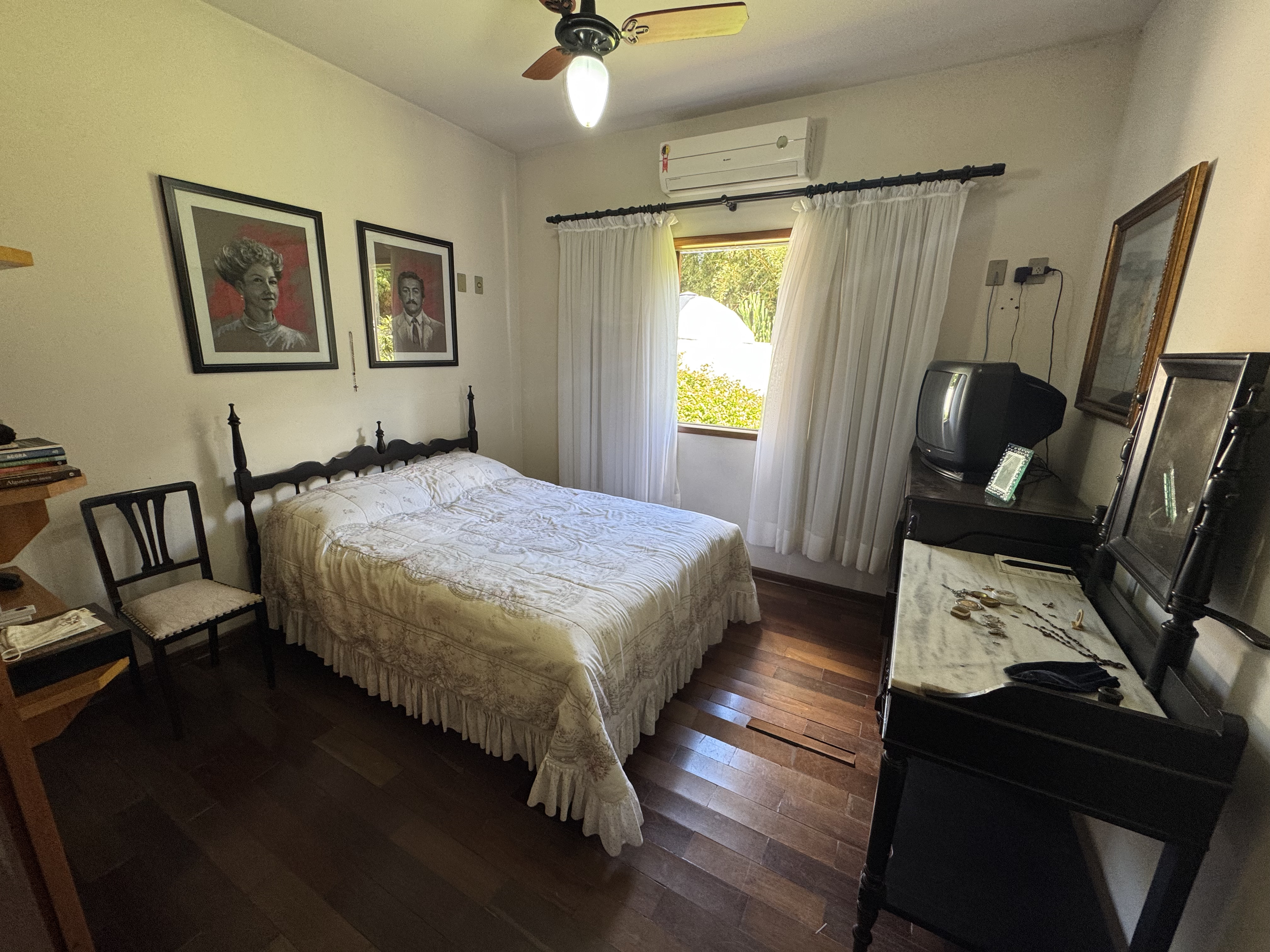 Casa à venda com 4 dormitórios no Condomínio Village Paineiras em Pindamonhangaba/SP.