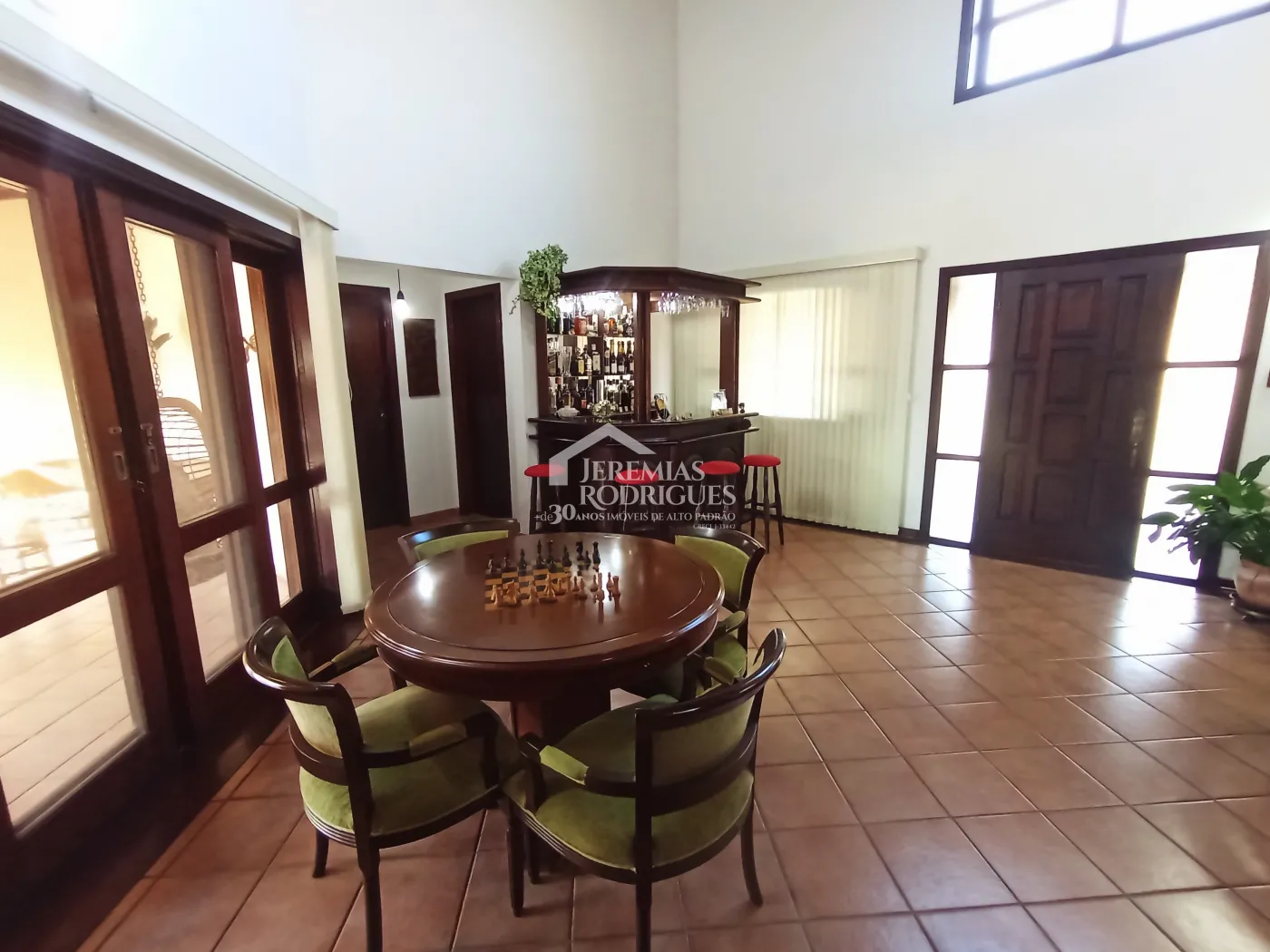 Casa à venda com 4 dormitórios no Condomínio Village Paineiras em Pindamonhangaba/SP.