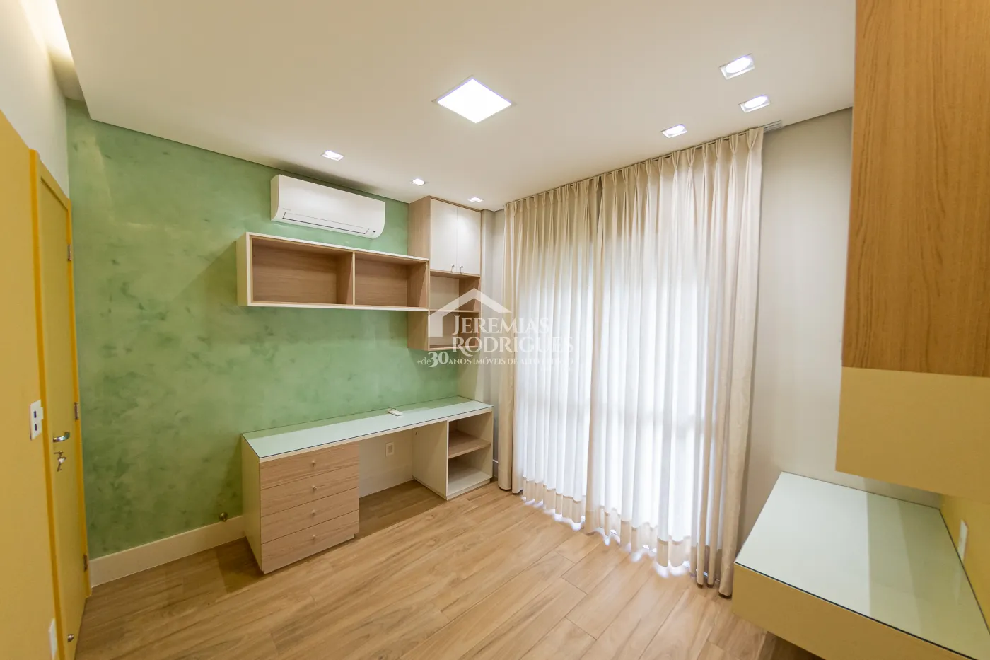Apartamento à venda com 3 dormitórios, 98 m² no Edifício Bauhaus em Pindamonhangaba/SP.