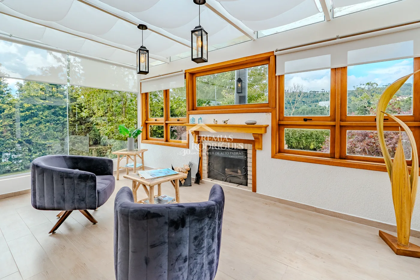 Casa assobradada à venda com 3 dormitórios no Condomínio Aldeia Austríaca em Campos do Jordão/SP.