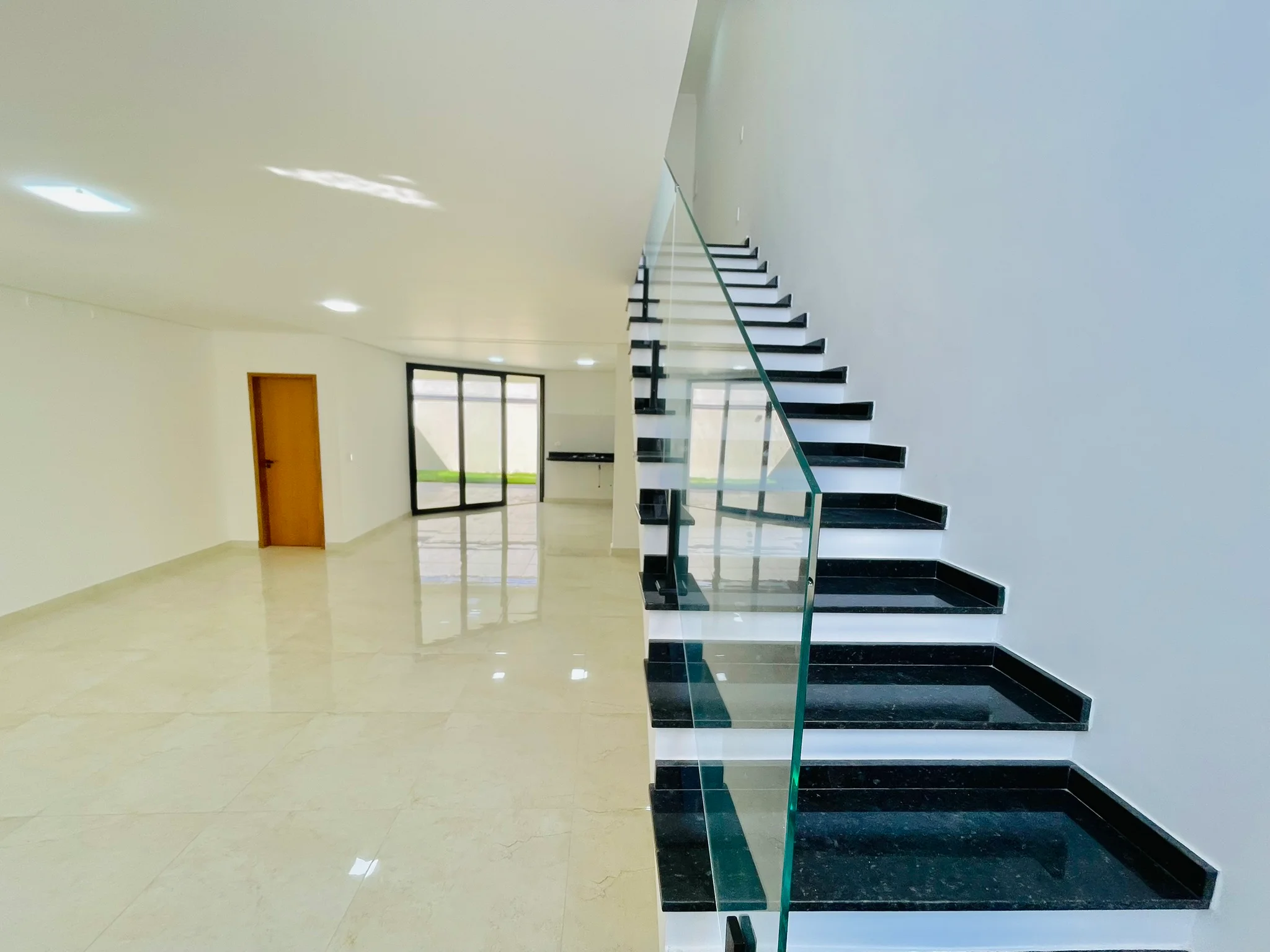Casa com 3 dormitórios à venda no Condomínio Recanto Tropical em Taubaté/SP.