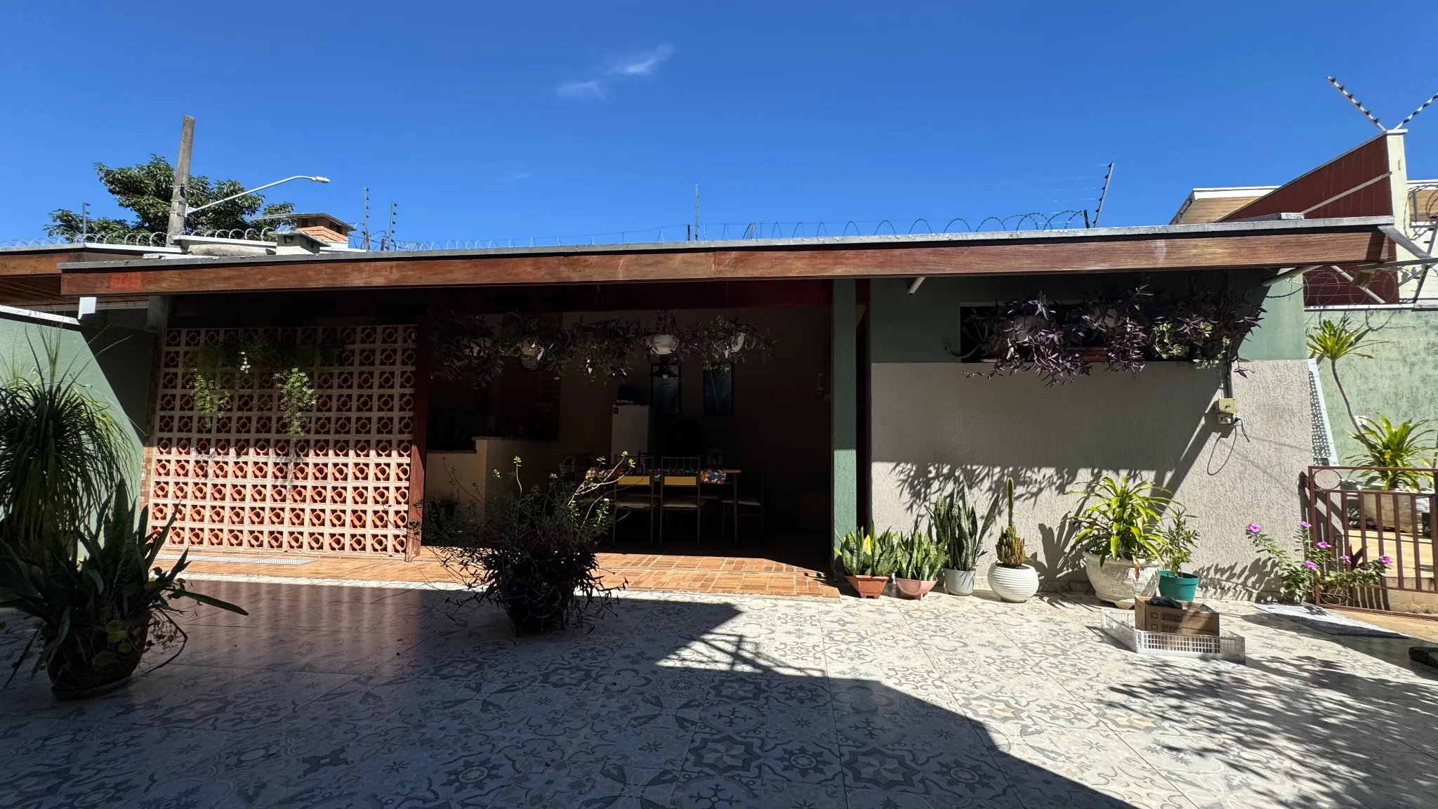 Casa e terreno á venda no Condomínio Campos do Conde III em Tremembé/SP.