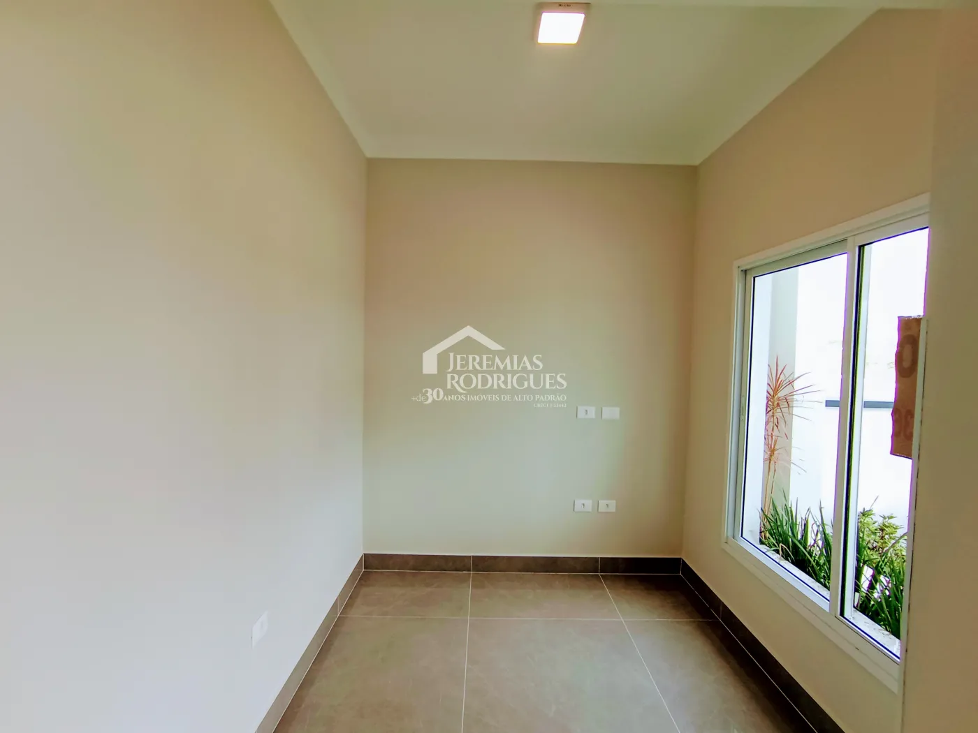Casa à venda com 3 dormitórios no Condomínio Residencial Barão de Tremembé em Tremembé/SP.