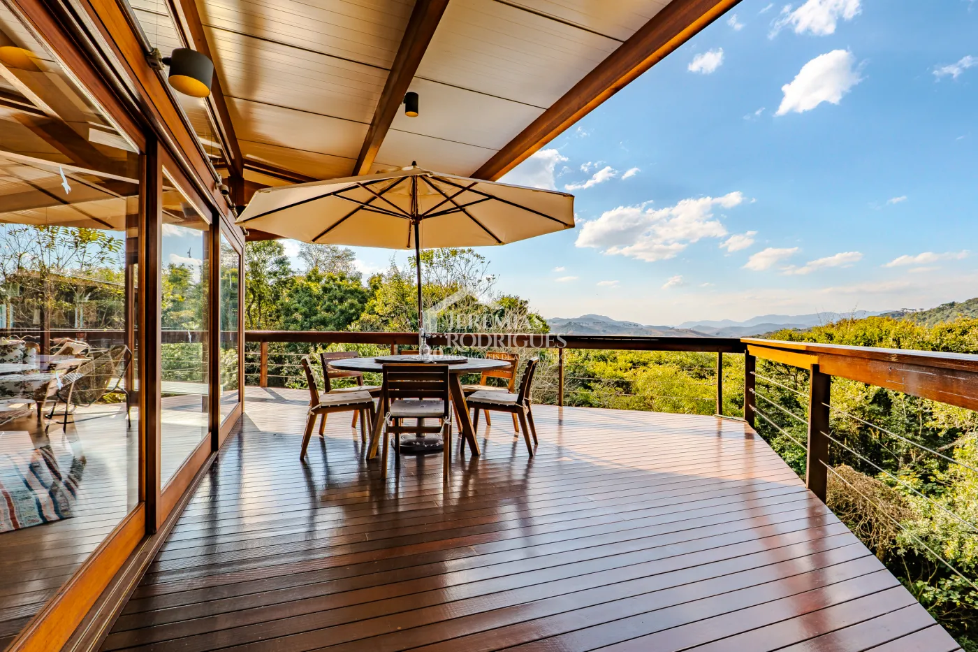 Mansão à venda com 4 suítes no Condomínio Parque da Mantiqueira em Santo Antônio do Pinhal/SP.