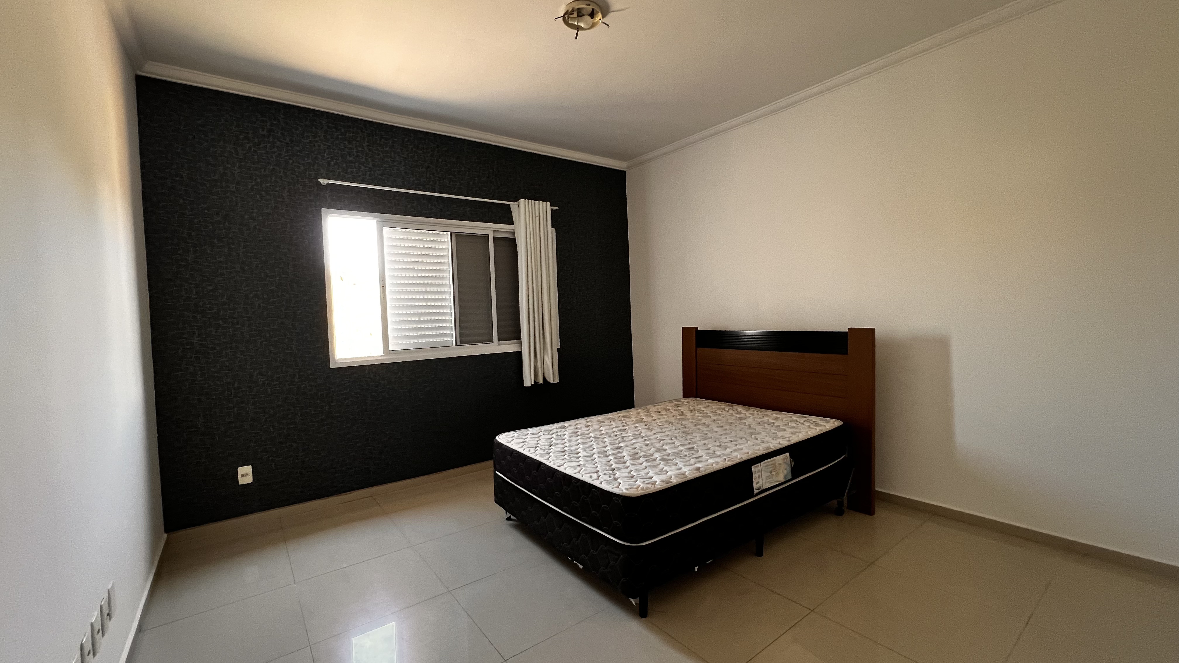 Casa à venda com 4 suítes no Condomínio Campos do Conde II em Tremembé/SP.