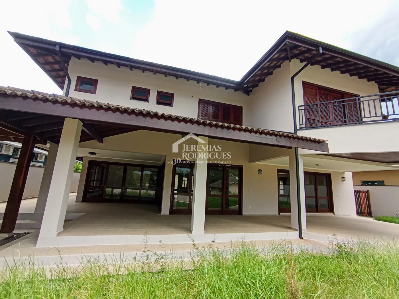 Casa à venda e locação com 4 suítes no Condomínio Colonial Village I em Pindamonhangaba/SP.