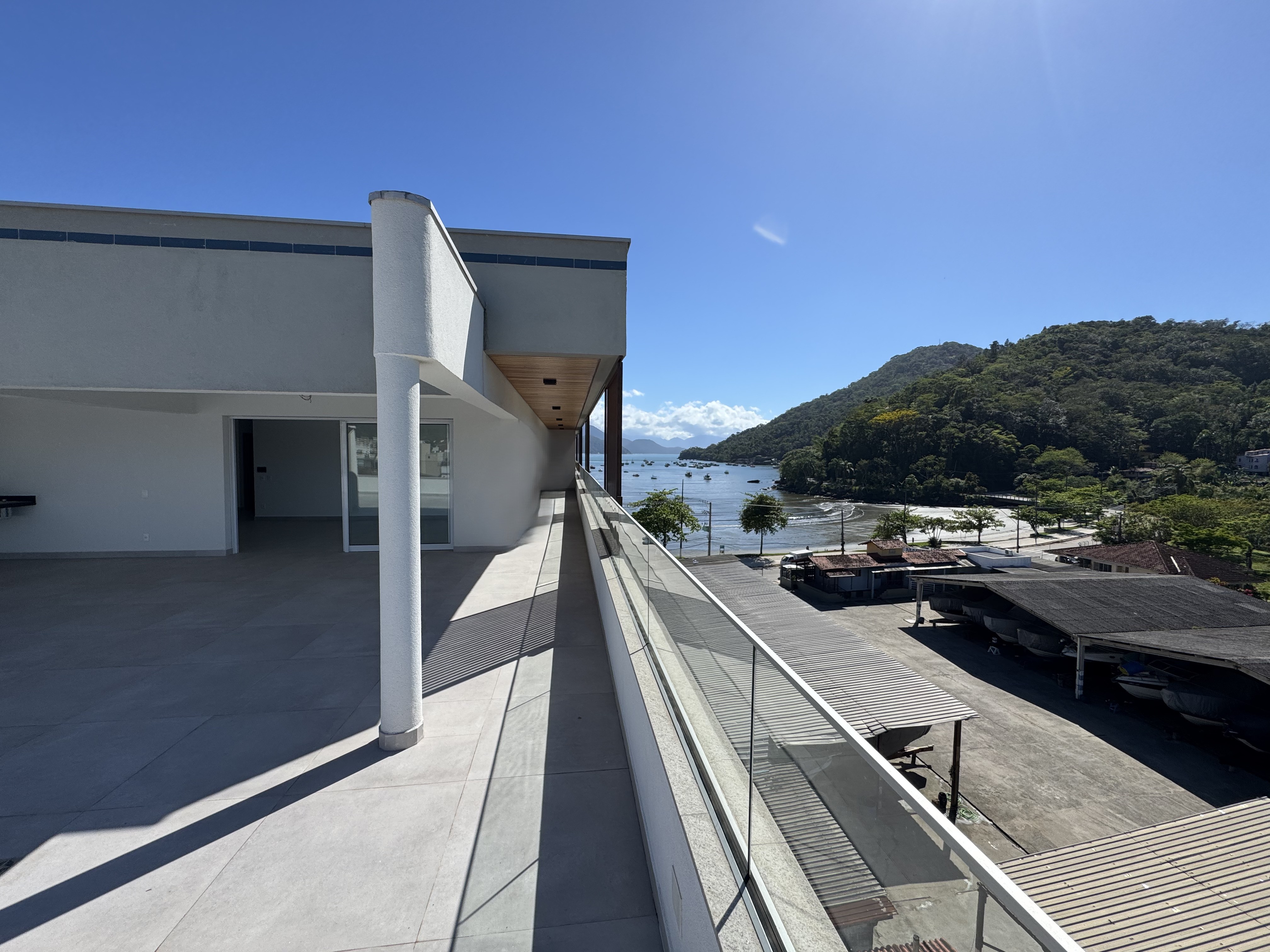 Apartamento à venda com 3 suítes no Condomínio Ankor Residencial em Ubatuba/SP.