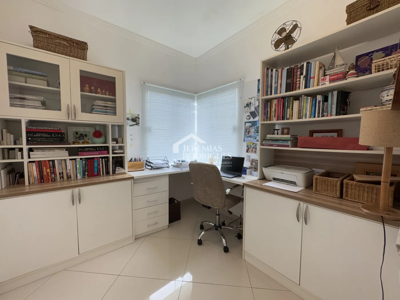 Casa à venda com 3 suítes no Condomínio Real Ville em Pindamonhangaba/SP.