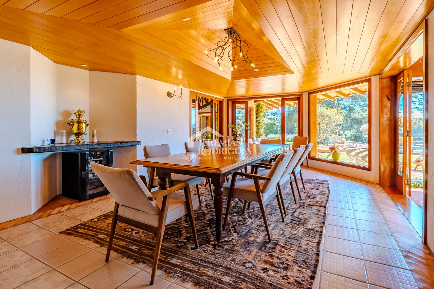 Mansão à venda com 7 suítes no Condomínio Vila Simonsen em Campos do Jordão/SP.