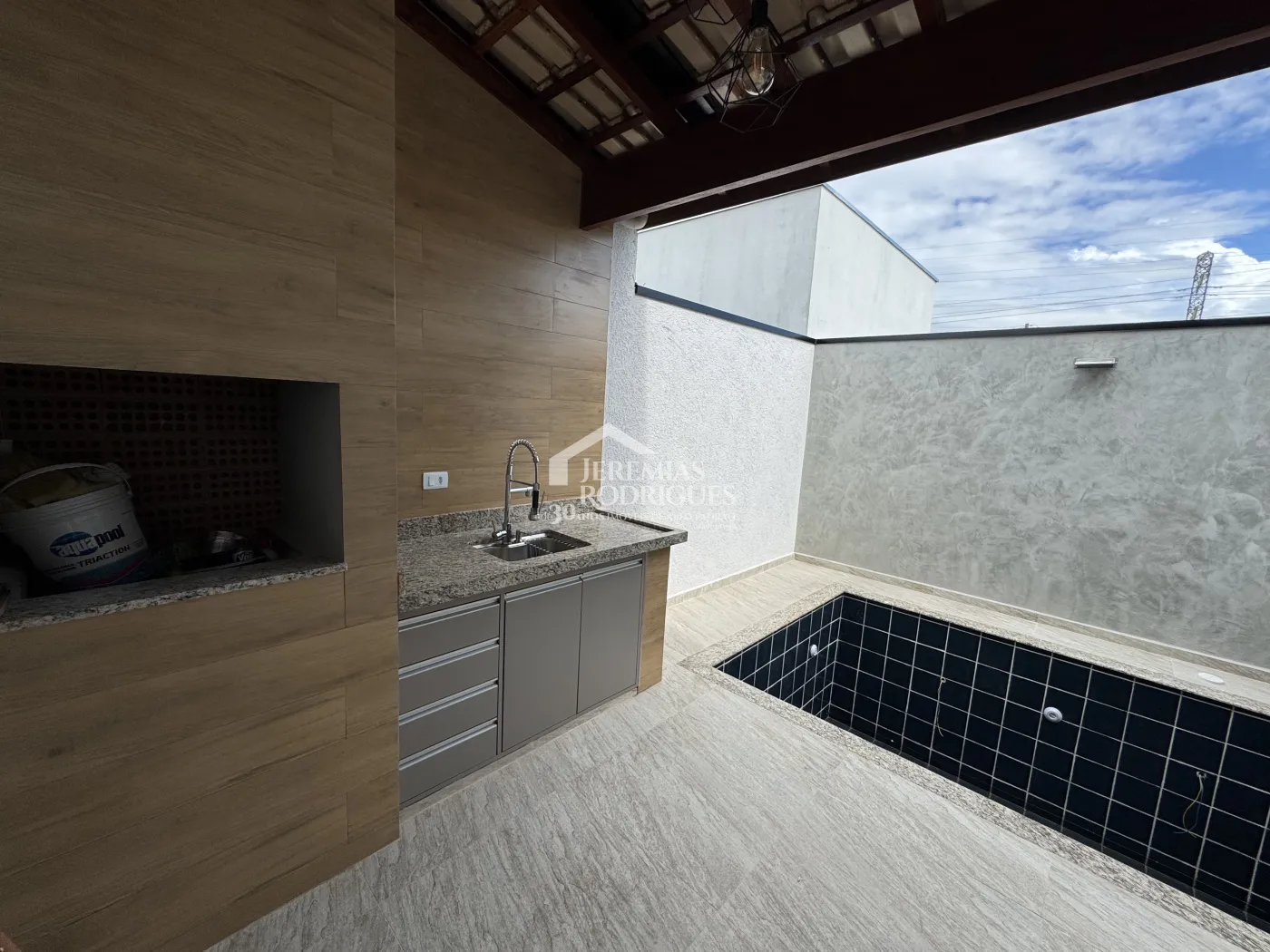 Casa à venda com 3 dormitórios no Condomínio Residencial Laguna em Pindamonhangaba/SP.