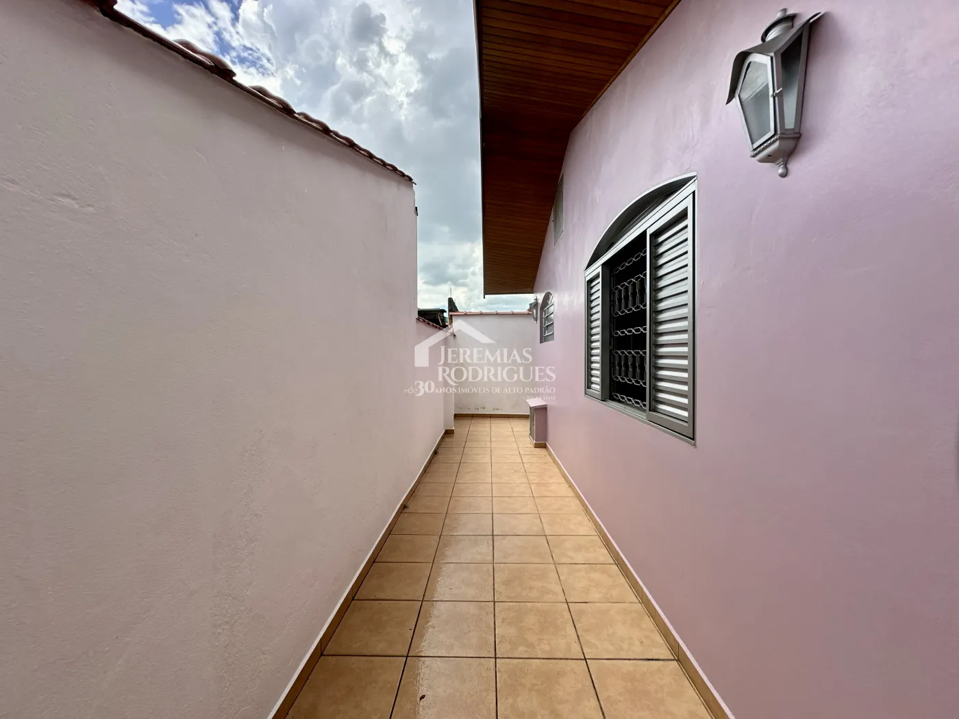 Casa para locação com 3 dormitórios no bairro Jardim Garcez em Taubaté/SP. 