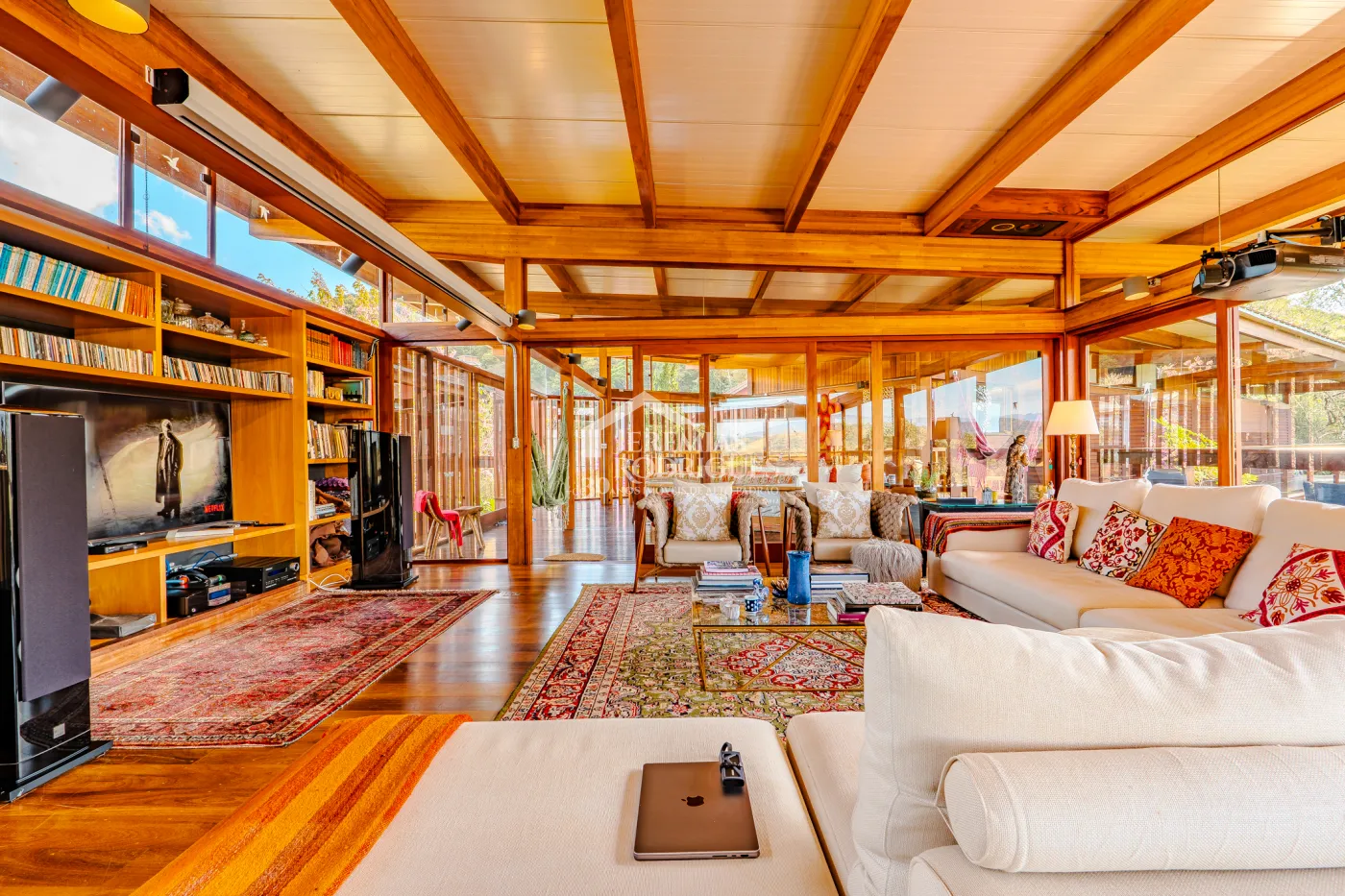 Mansão à venda com 4 suítes no Condomínio Parque da Mantiqueira em Santo Antônio do Pinhal/SP.