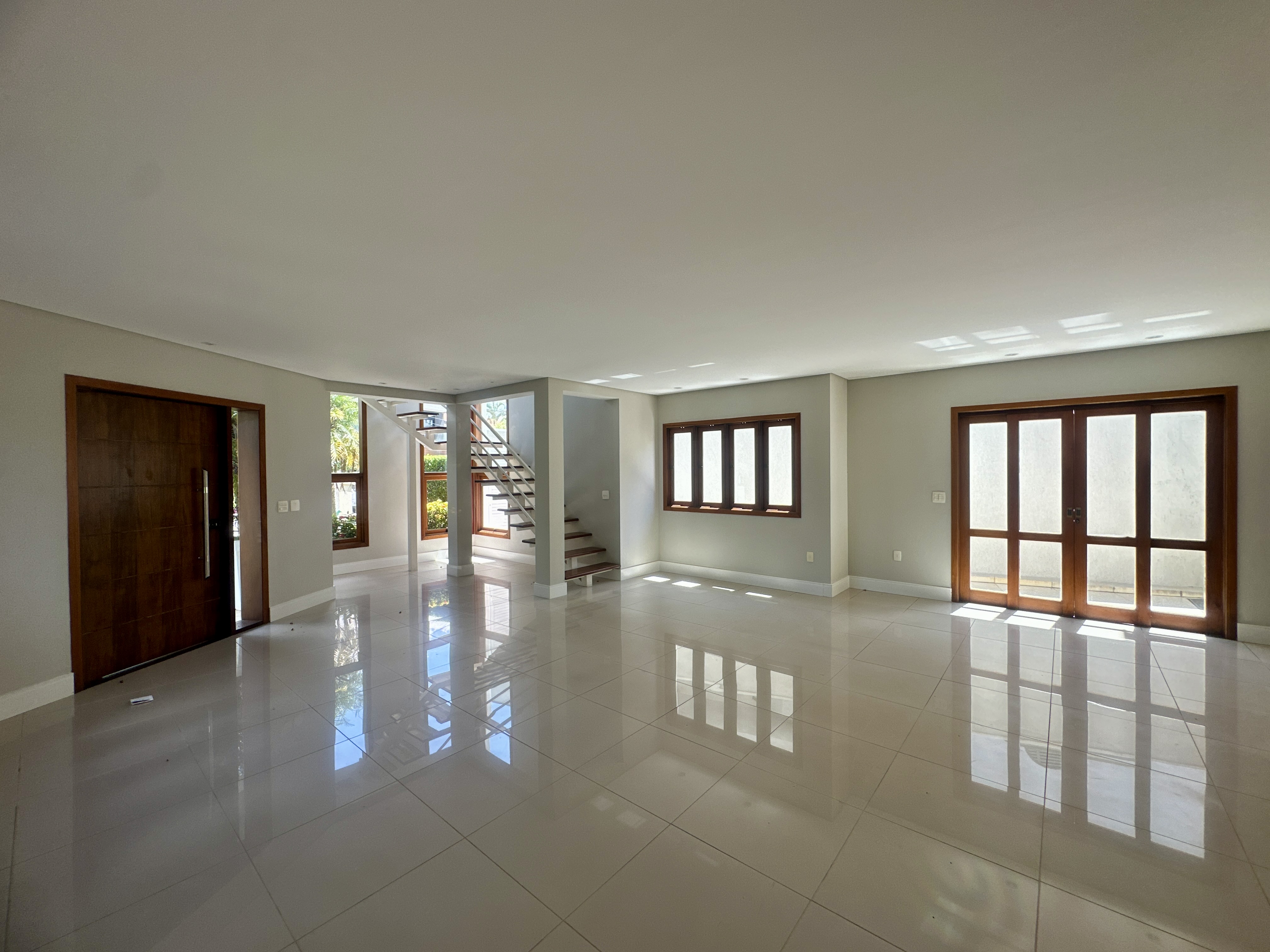 Casa para locação com 3 suítes no Condomínio Taubaté Village em Taubaté/SP. 