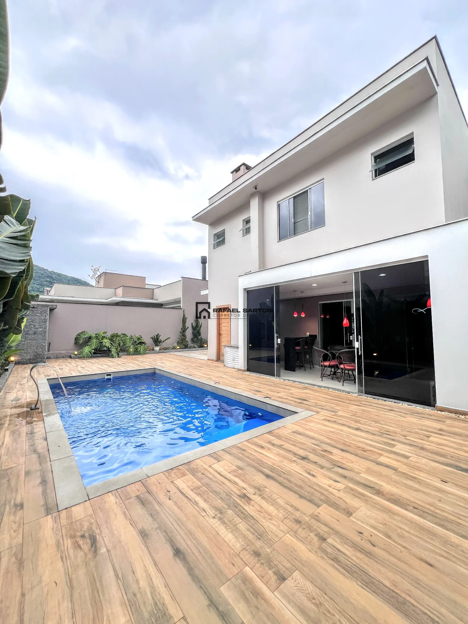 CASA COM 04 SUITES NO AMIZADE