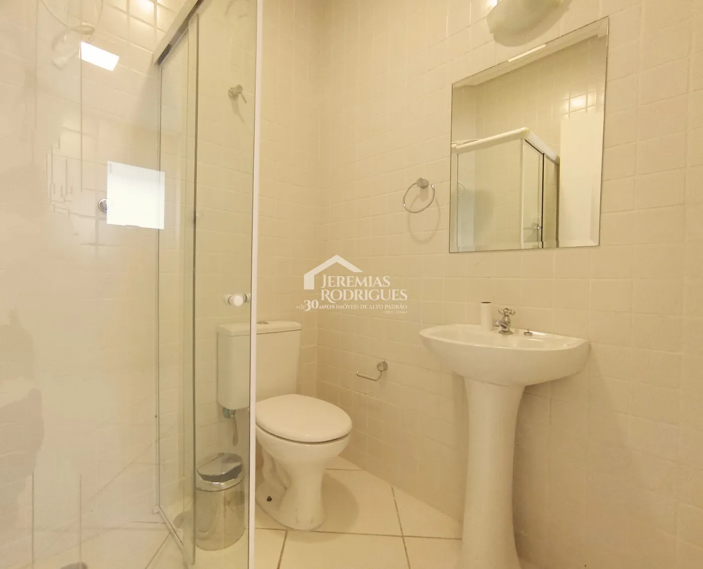 Apartamento duplex à venda com 4 suítes, 401 m² no Condomínio Chateau D Amboise em Campos do Jordão/SP.