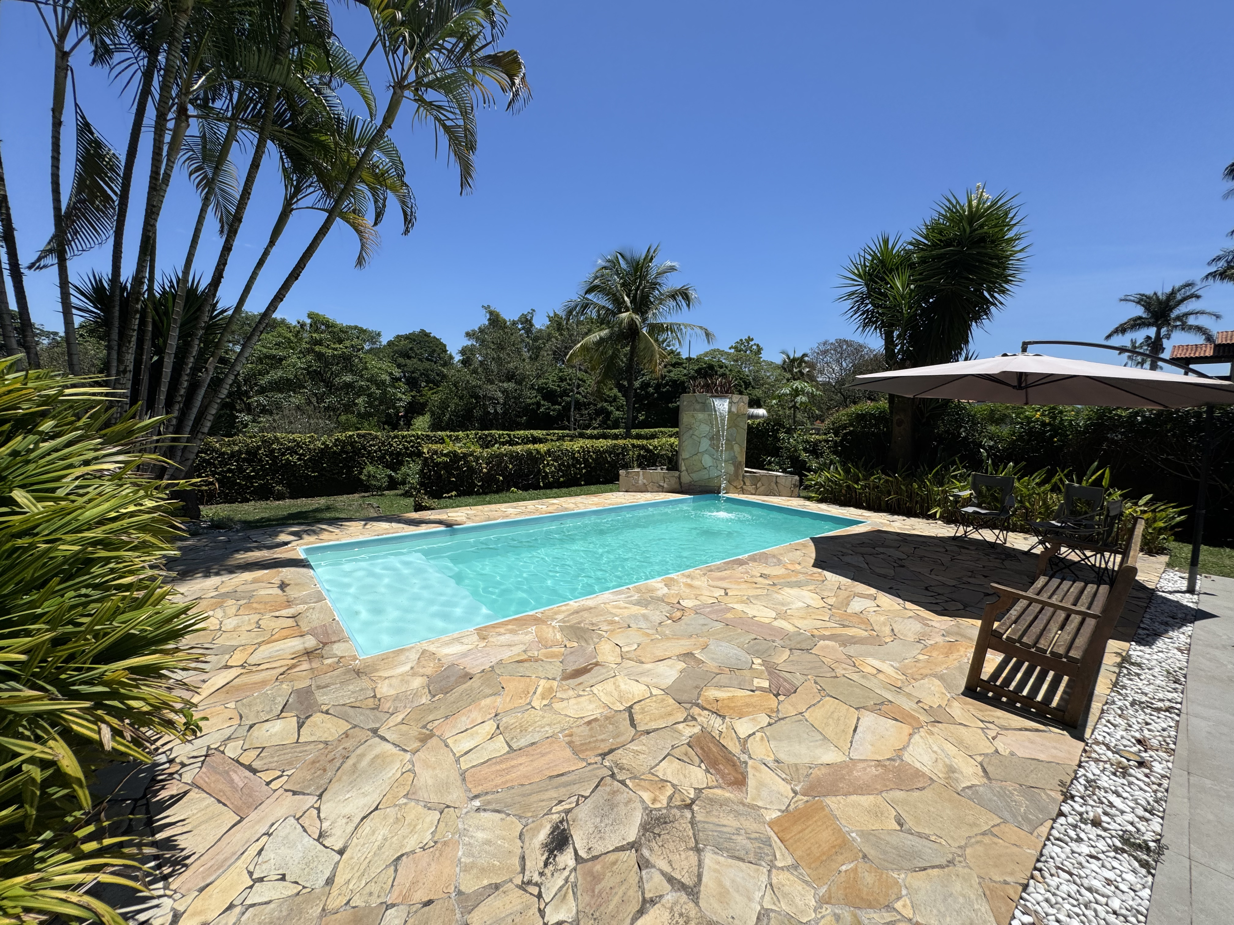 Casa à venda com 4 dormitórios no Condomínio Village Paineiras em Pindamonhangaba/SP.