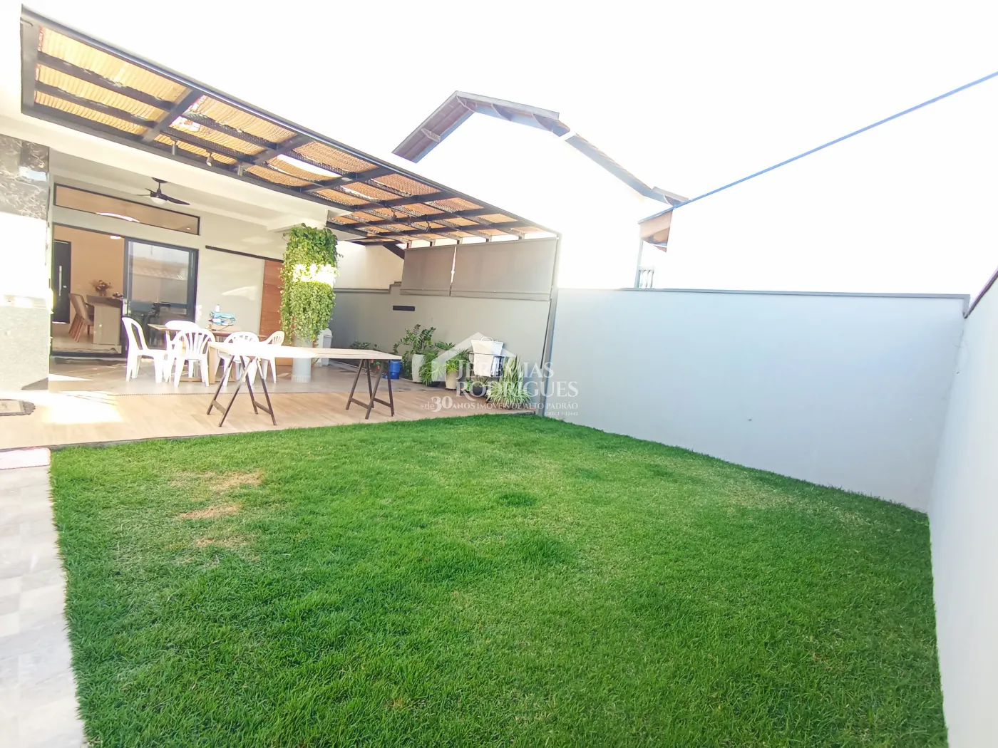 Casa à venda com 3 dormitórios no Condomínio Terras do Vale em Caçapava/SP.