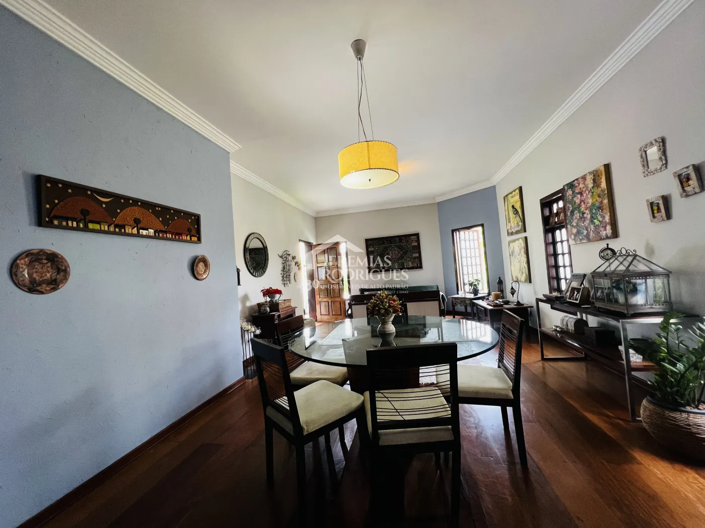Casa à venda com 3 dormitórios no Condomínio Jardim das Hortênsias em Taubaté/SP.